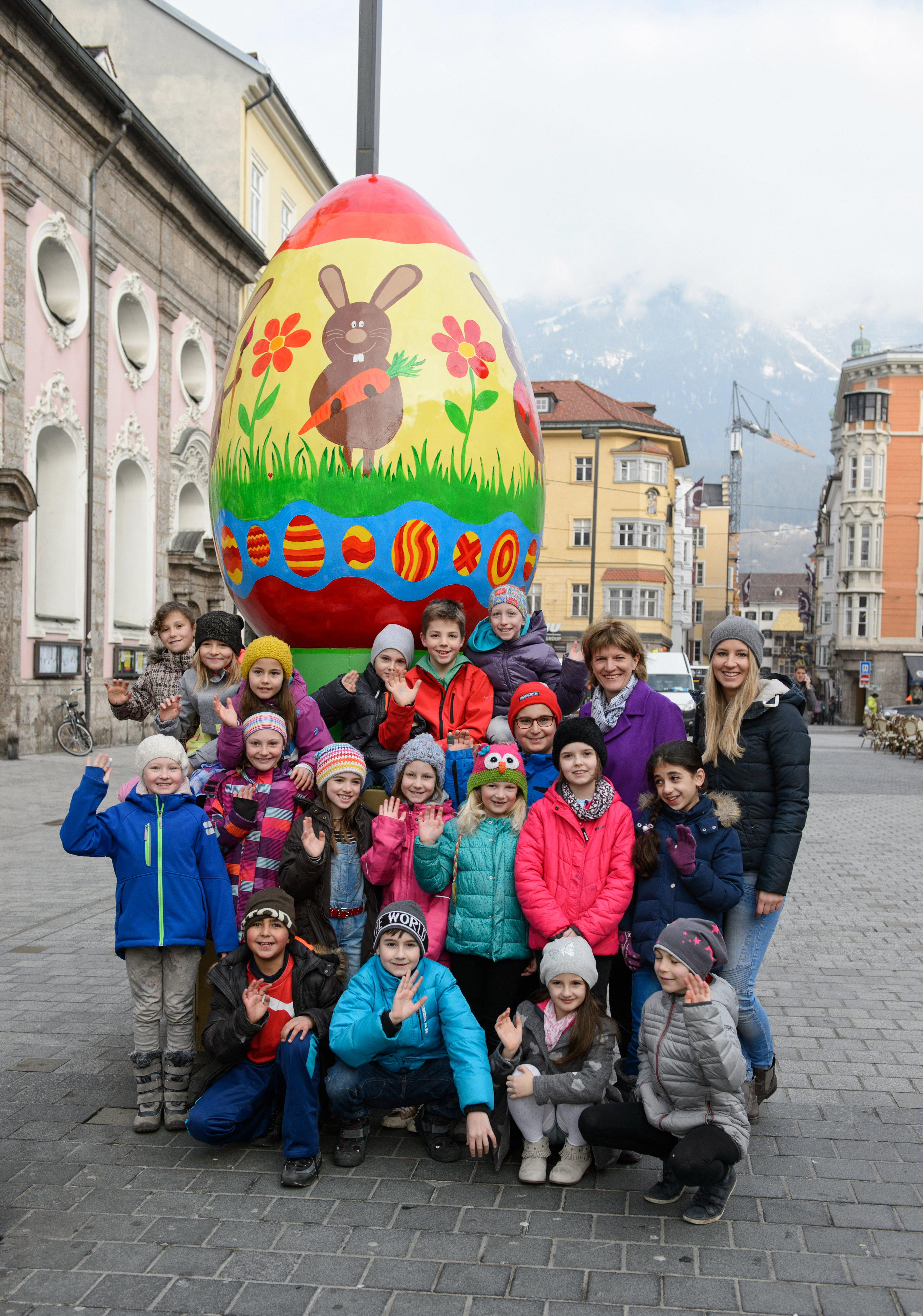 Die Klasse 3a der Volksschule Mariahilf präsentierte mit ihrer Klassenlehrerin Veronika Jud stolz  Bürgermeisterin Christine Oppitz-Plörer ein von ihnen gestaltetes, bemaltes Riesenosterei.