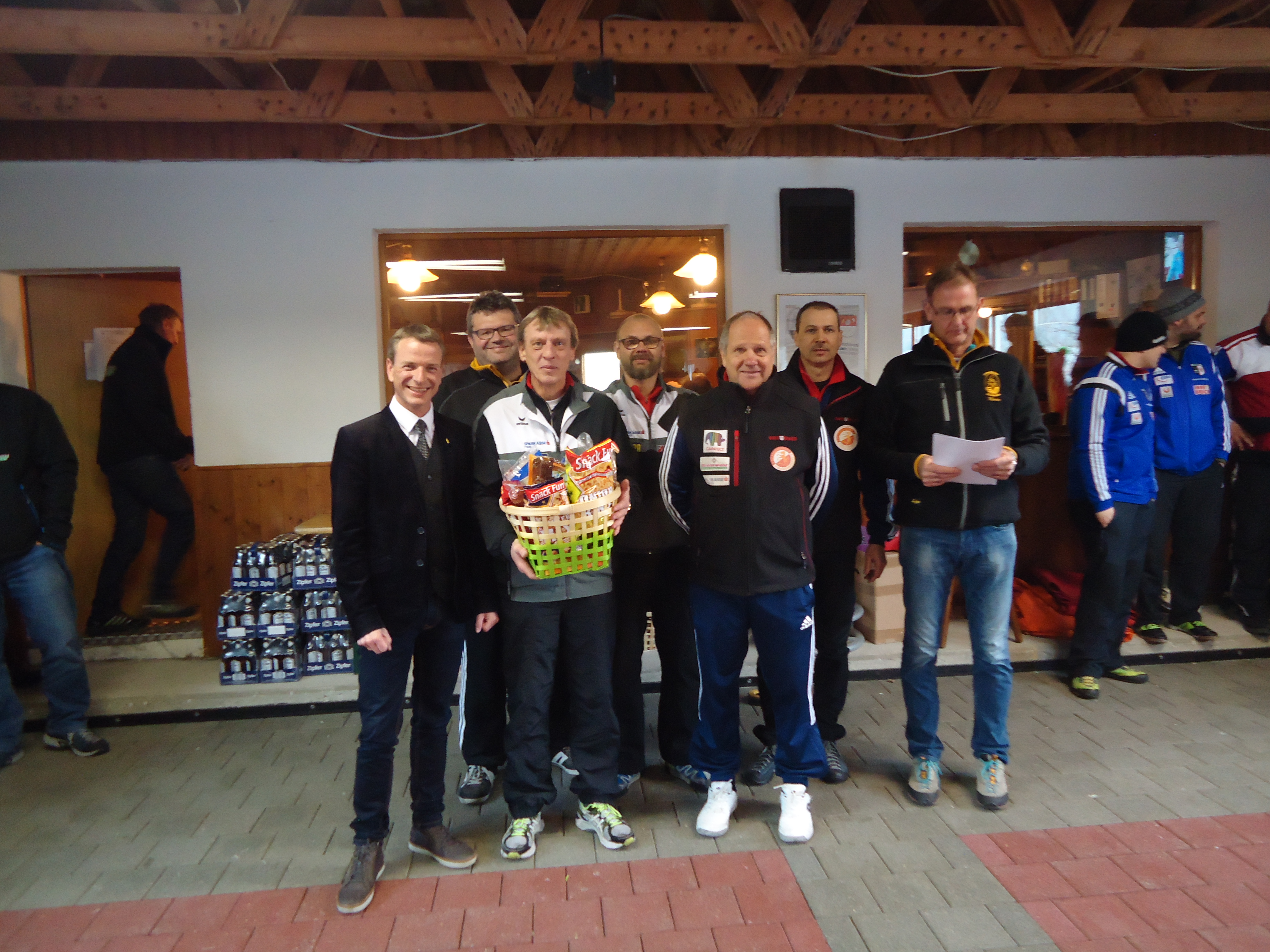 Vizebürgermeister und Sportreferent Christoph Kaufmann bei der Siegerehrung „Stocksport Herrenturnier“ auf der SVO-Stockbahn im Olympischen Dorf. Am Turnier nahmen 21 Mannschaften aus ganz Tirol teil. Ein herzliches Dankeschön an Obmann Andreas Sint und sein Team für das gelungene Turnier.