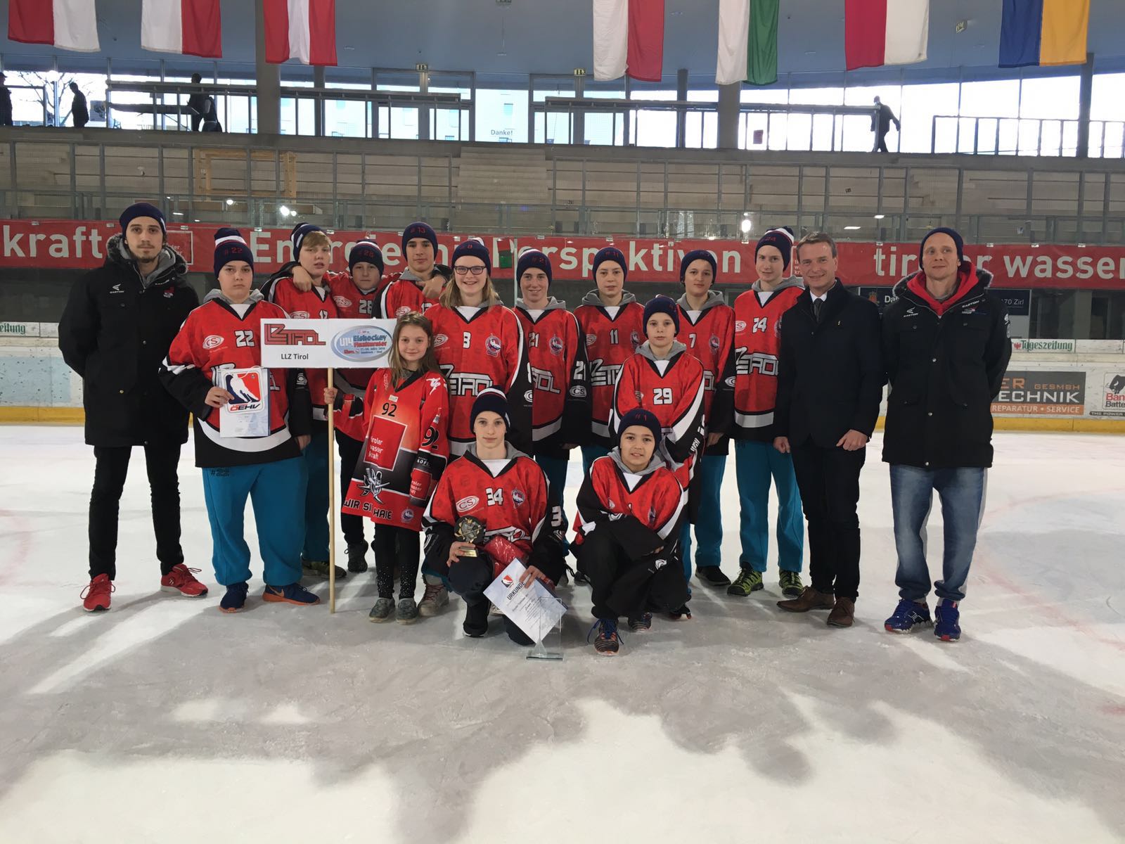 Sportreferent Vizebürgermeister Christoph Kaufmann führte gemeinsam mit dem Präsidenten des Tiroler Eishockeyverbandes Peter Schramm und HCI Vorstandsmitglied Kurt Mitterer die Siegerehrung beim U14 Finalturnier in der Tiroler Wasserkraft Arena durch. Turniersieger wurde der VSV (Villach) vor dem KAC (Klagenfurt).