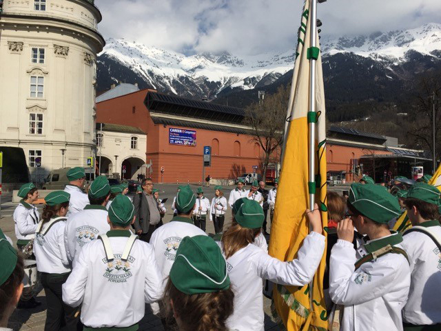 Am Ostermontag trat die Marching-Band Sint-Stanislas-speelschaaar, bestehend aus mehreren Musikschulen aus Flandern, im Rahmen ihrer Österreich-Tournee in Innsbruck auf dem Platz vor dem Landestheater auf. Planungs- und Integrationsstadrat Gerhard Fritz begrüßte die jungen MusikerInnen mit einem Zitat des Dirigenten Sir Roger Norrington aus einer Last Night of the Proms: "Musik bringt uns zusammen, vereint uns." Gerade in diesen Tagen stehe Innsbruck an der Seite der Menschen in Belgien: "Wir lassen uns von den Terroristen nicht unterkriegen. Wir machen weiter: wir singen tanzen, musizieren und leben unter normales Leben in einer friedlichen offenen Gesellschaft." Die Belgischen Gäste freuten sich über einen alpin-urbanen Rucksack mit regionalen Schmankerln und revanchierten sich mit Mitbringseln aus ihrer Heimatstadt für die Bürgermeisterin und mit einem fulminanten Konzert.