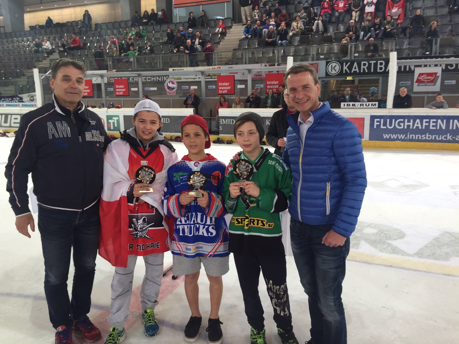 Vizebürgermeister und Sportreferent Christoph Kaufmann gratulierte bei der Medaillenübergabe des internationalen U12-Eishockeyturniers in der Tiroler Wasserkraft Arena den jungen Eishockeytalenten. Veranstaltet wurde das Turnier vom HCI.