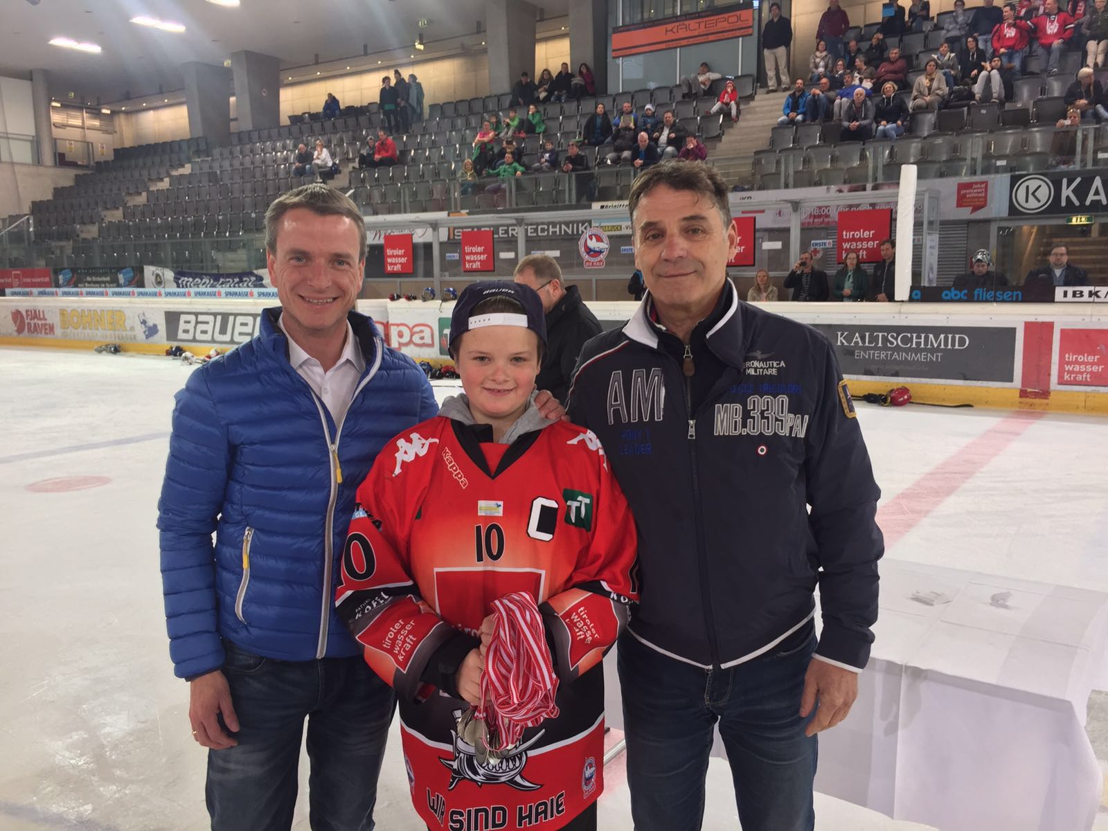 Vizebürgermeister und Sportreferent Christoph Kaufmann gratulierte bei der Medaillenübergabe des internationalen U12-Eishockeyturniers in der Tiroler Wasserkraft Arena den jungen Eishockeytalenten. Veranstaltet wurde das Turnier vom HCI.