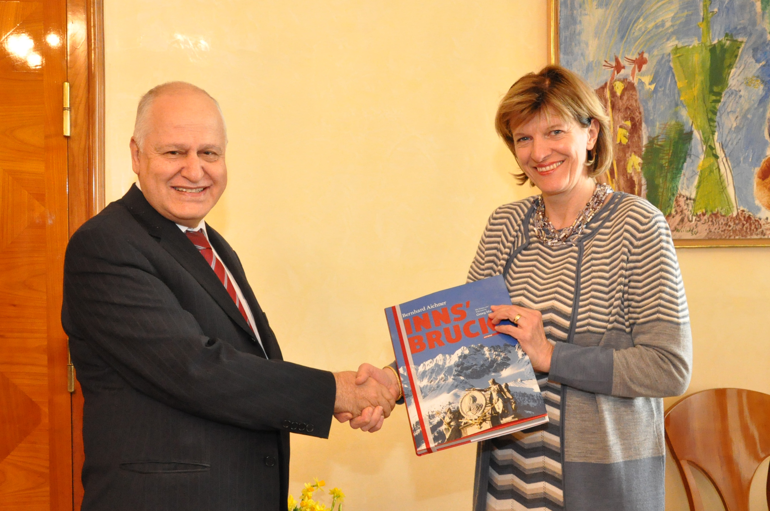 Kürzlich empfing Bürgermeisterin Christine Oppitz-Plörer türkischen Besuch in ihrem Büro: Hasan Gögüs, Botschafter der Türkei (2.v.r.), und Generalkonsul Gürsel Evren (l.) kamen, um sich mit dem Innsbrucker Stadtoberhaupt sowie mit den beiden Stadträten Gerhard Fritz (2.v.l.) und Franz X. Gruber (r.) zu unterhalten. Als Gastgeschenk bekam Bürgermeisterin Oppitz-Plörer türkische Süßigkeiten überreicht. Im Gegenzug verschenkte sie ein "Innsbruck"-Buch.
