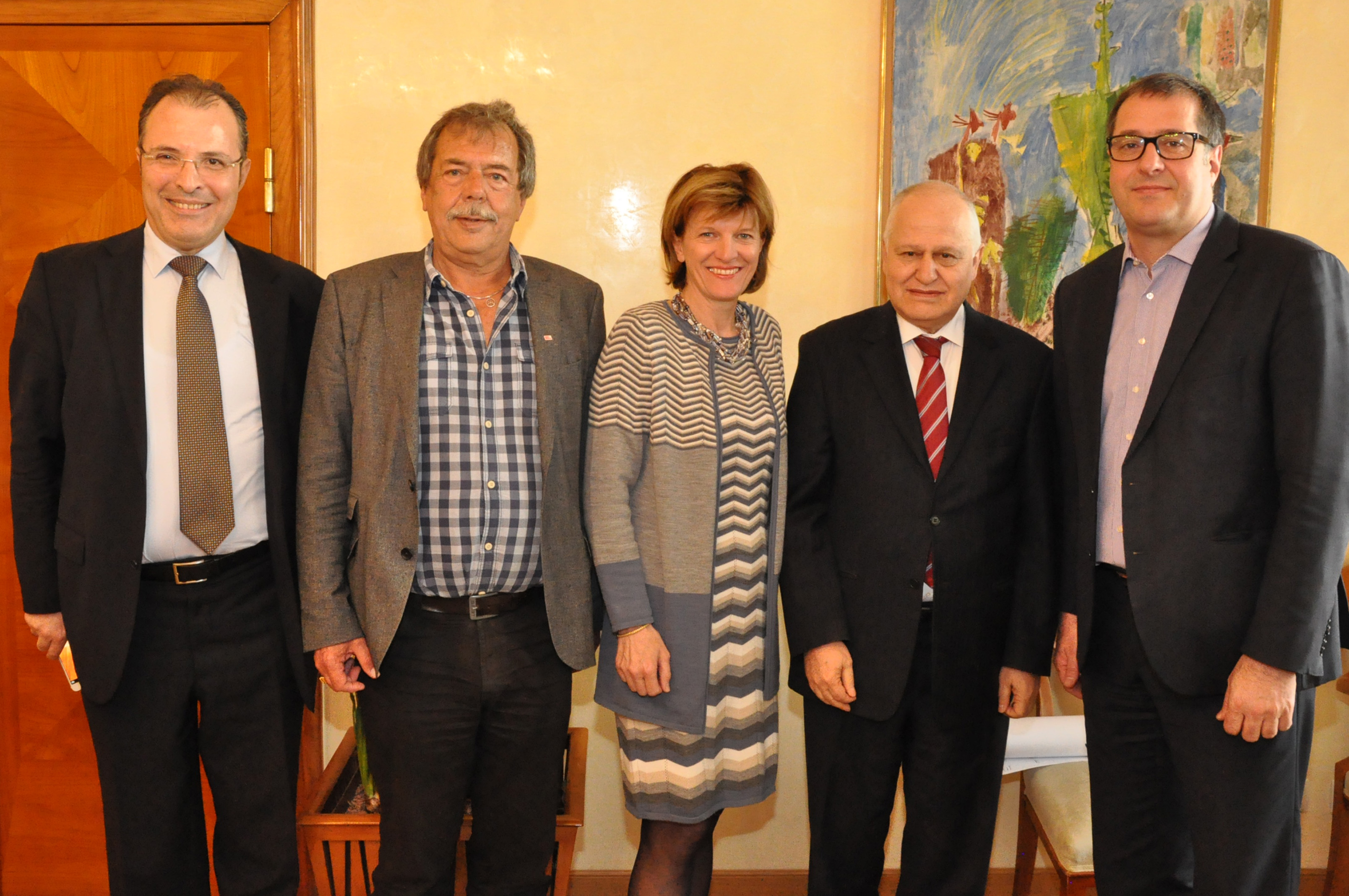 Kürzlich empfing Bürgermeisterin Christine Oppitz-Plörer türkischen Besuch in ihrem Büro: Hasan Gögüs, Botschafter der Türkei (2.v.r.), und Generalkonsul Gürsel Evren (l.) kamen, um sich mit dem Innsbrucker Stadtoberhaupt sowie mit den beiden Stadträten Gerhard Fritz (2.v.l.) und Franz X. Gruber (r.) zu unterhalten. Als Gastgeschenk bekam Bürgermeisterin Oppitz-Plörer türkische Süßigkeiten überreicht. Im Gegenzug verschenkte sie ein "Innsbruck"-Buch.