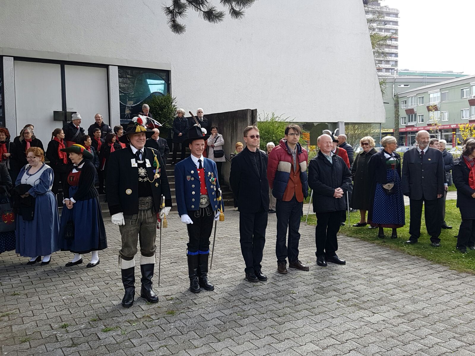 Vizebürgermeister Christoph Kaufmann bei der Fahnenweihe der Speckbacher Schützenkompanie Alter Schießstand. Als Fahnenpatinnen fungierten Christa Dag und Brigitte Kaufmann. Die Schützenfahne aus dem Jahr 1970 musste grundlegend saniert werden. Gemeinsam mit Abordnungen der Schützenkompanie Bozen, Schützenkompanie Rovereto, der Bataillonsstandarte und Abordnungen der Vereine aus dem Stadtteil Olympisches Dorf/Neu Arzl wurde die Fahne im Rahmen eines Gottesdienst neu geweiht. Kaufmann dankt allen Formationen für diese tolle Ausrückung.