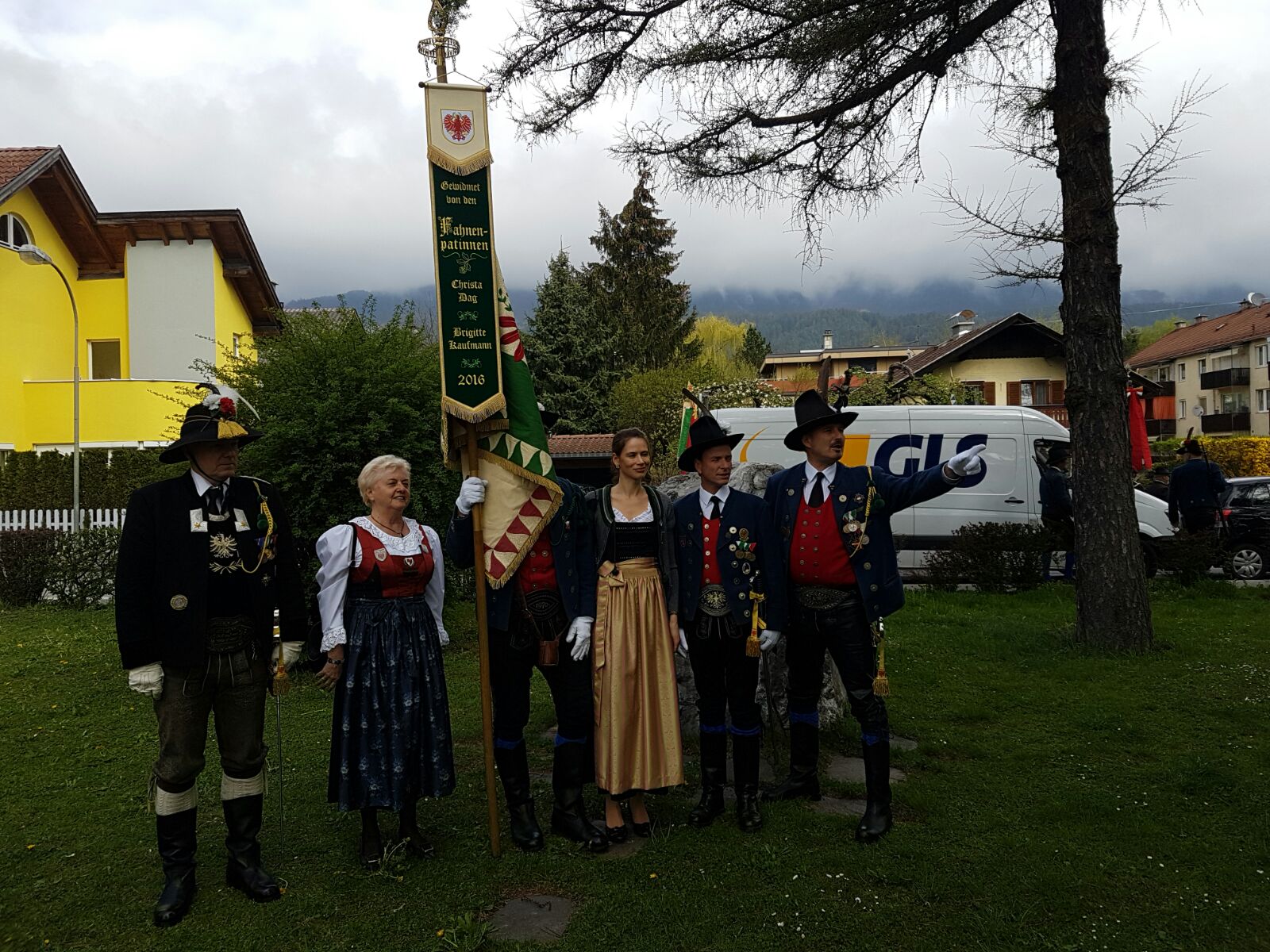 Vizebürgermeister Christoph Kaufmann bei der Fahnenweihe der Speckbacher Schützenkompanie Alter Schießstand. Als Fahnenpatinnen fungierten Christa Dag und Brigitte Kaufmann. Die Schützenfahne aus dem Jahr 1970 musste grundlegend saniert werden. Gemeinsam mit Abordnungen der Schützenkompanie Bozen, Schützenkompanie Rovereto, der Bataillonsstandarte und Abordnungen der Vereine aus dem Stadtteil Olympisches Dorf/Neu Arzl wurde die Fahne im Rahmen eines Gottesdienst neu geweiht. Kaufmann dankt allen Formationen für diese tolle Ausrückung.