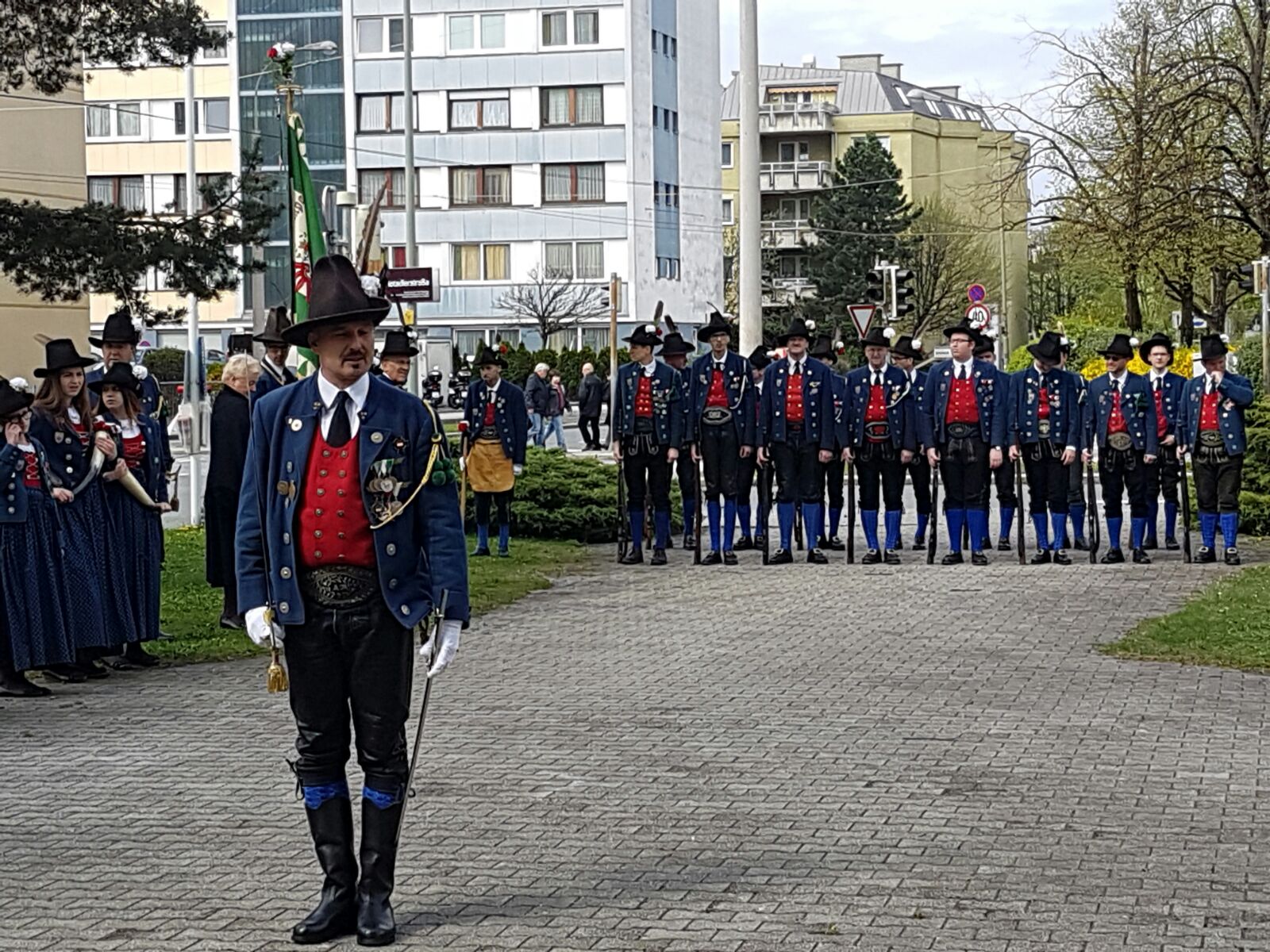 Vizebürgermeister Christoph Kaufmann bei der Fahnenweihe der Speckbacher Schützenkompanie Alter Schießstand. Als Fahnenpatinnen fungierten Christa Dag und Brigitte Kaufmann. Die Schützenfahne aus dem Jahr 1970 musste grundlegend saniert werden. Gemeinsam mit Abordnungen der Schützenkompanie Bozen, Schützenkompanie Rovereto, der Bataillonsstandarte und Abordnungen der Vereine aus dem Stadtteil Olympisches Dorf/Neu Arzl wurde die Fahne im Rahmen eines Gottesdienst neu geweiht. Kaufmann dankt allen Formationen für diese tolle Ausrückung.