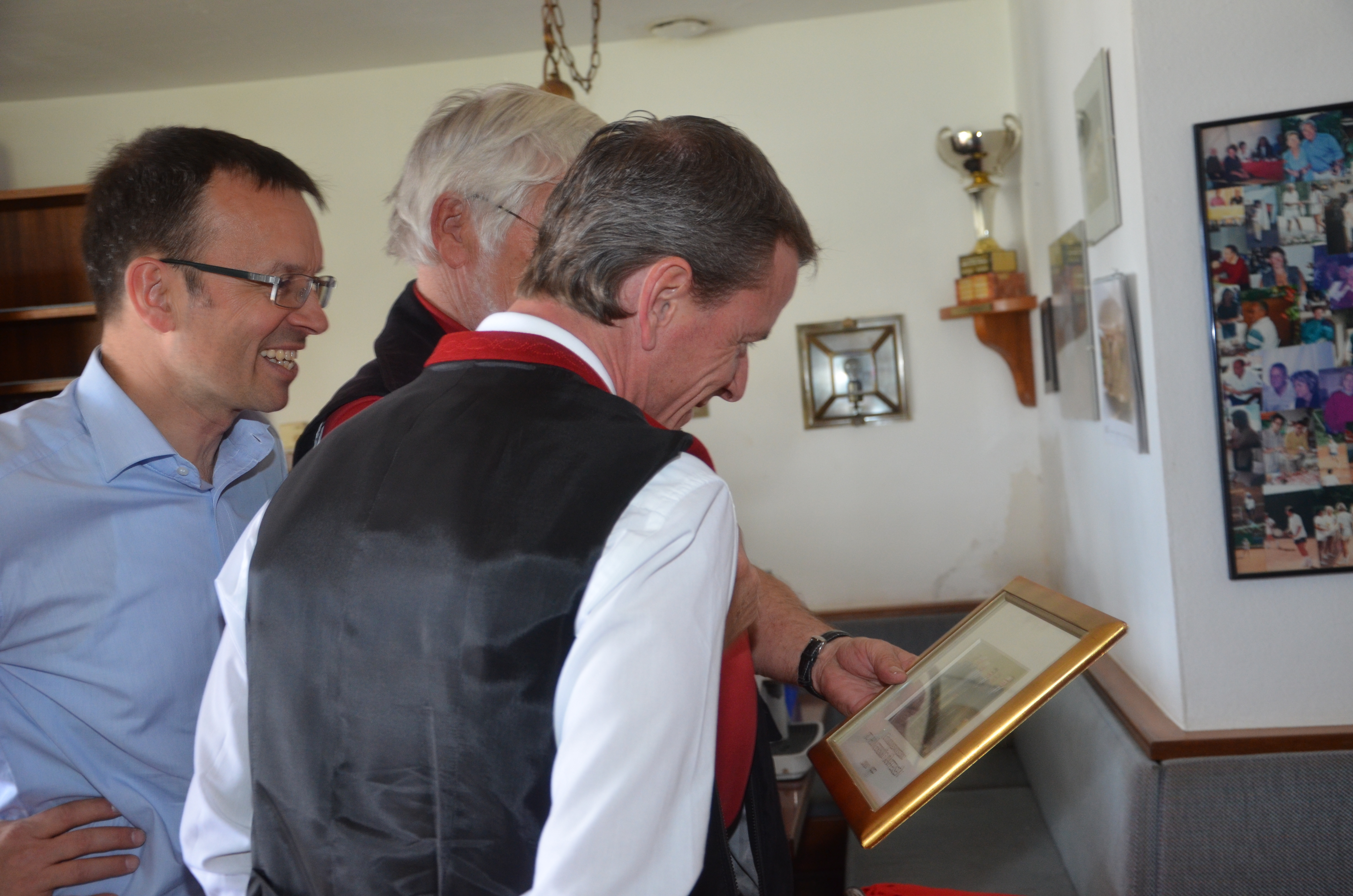 Vizebürgermeister Christoph Kaufmann (3.v.l.) und Sportamtsvorstand Romuald Niescher (l.) machten sich am 13. April ein Bild von den Bauarbeiten der neuen Tennisanlage Hungerburg. TC-Obmann Reinhold Sigl (r.) und sein Vorgänger Sepp Trojer zeigten den beiden die Baustelle sowie das Vereinshaus. Künftig spielen die Mitglieder des TC Hungerburg dort auf einem so genannten "Red Court"-Belag und nicht mehr auf Sand. Für die Finanzierung der Sanierung des mehr als 2.500 Quadratmeter großen Platzes subventionierten Stadt und Land den Verein. Außerdem werden noch "m²-Paten" gesucht. Details dazu gibt es auf der Homepage des TC Hungerburg. Im Juni feiert der Verein dann sein 40-jähriges Bestehen.