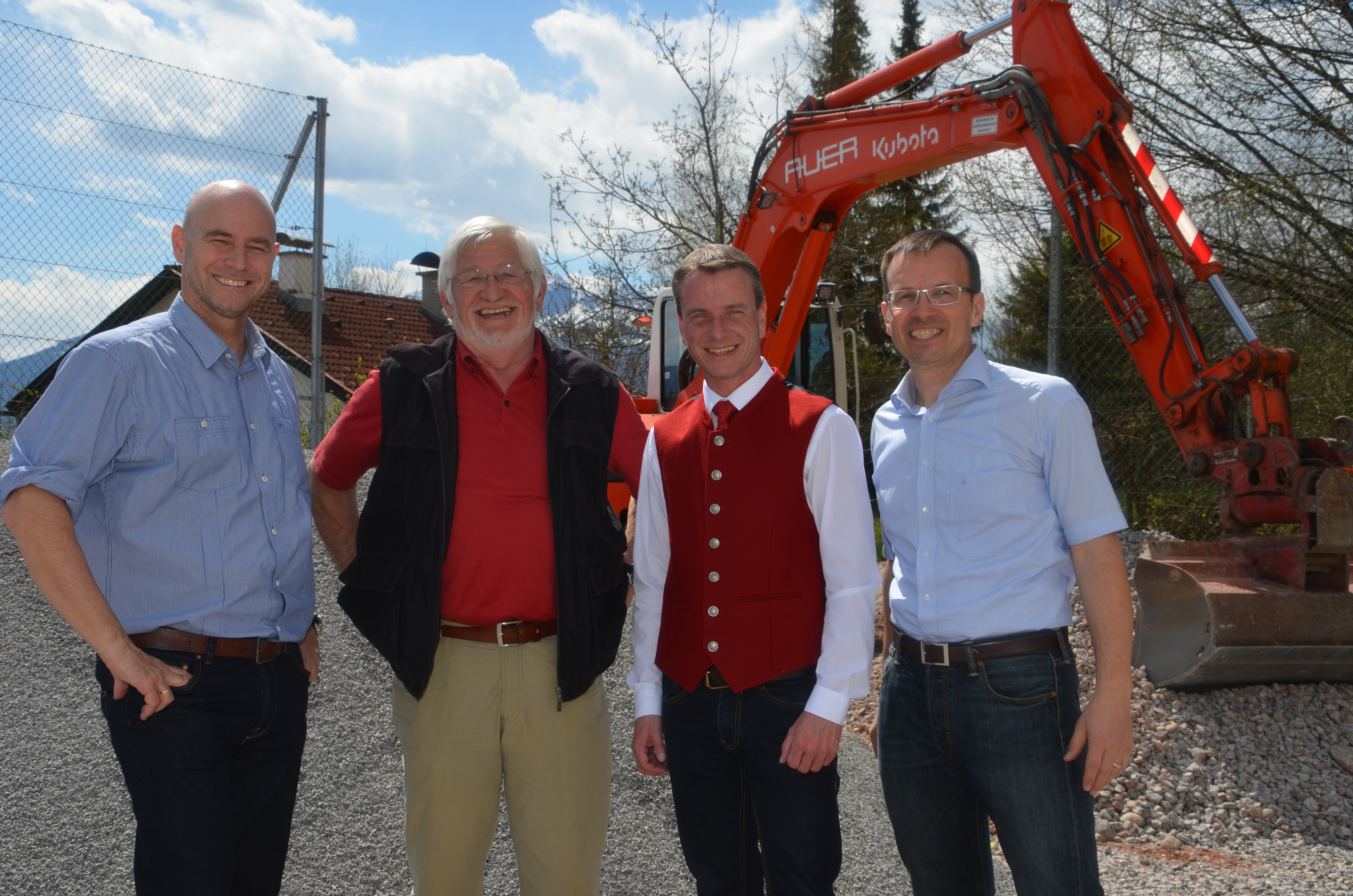 Vizebürgermeister Christoph Kaufmann (3.v.l.) und Sportamtsvorstand Romuald Niescher (l.) machten sich am 13. April ein Bild von den Bauarbeiten der neuen Tennisanlage Hungerburg. TC-Obmann Reinhold Sigl (r.) und sein Vorgänger Sepp Trojer zeigten den beiden die Baustelle sowie das Vereinshaus. Künftig spielen die Mitglieder des TC Hungerburg dort auf einem so genannten "Red Court"-Belag und nicht mehr auf Sand. Für die Finanzierung der Sanierung des mehr als 2.500 Quadratmeter großen Platzes subventionierten Stadt und Land den Verein. Außerdem werden noch "m²-Paten" gesucht. Details dazu gibt es auf der Homepage des TC Hungerburg. Im Juni feiert der Verein dann sein 40-jähriges Bestehen.