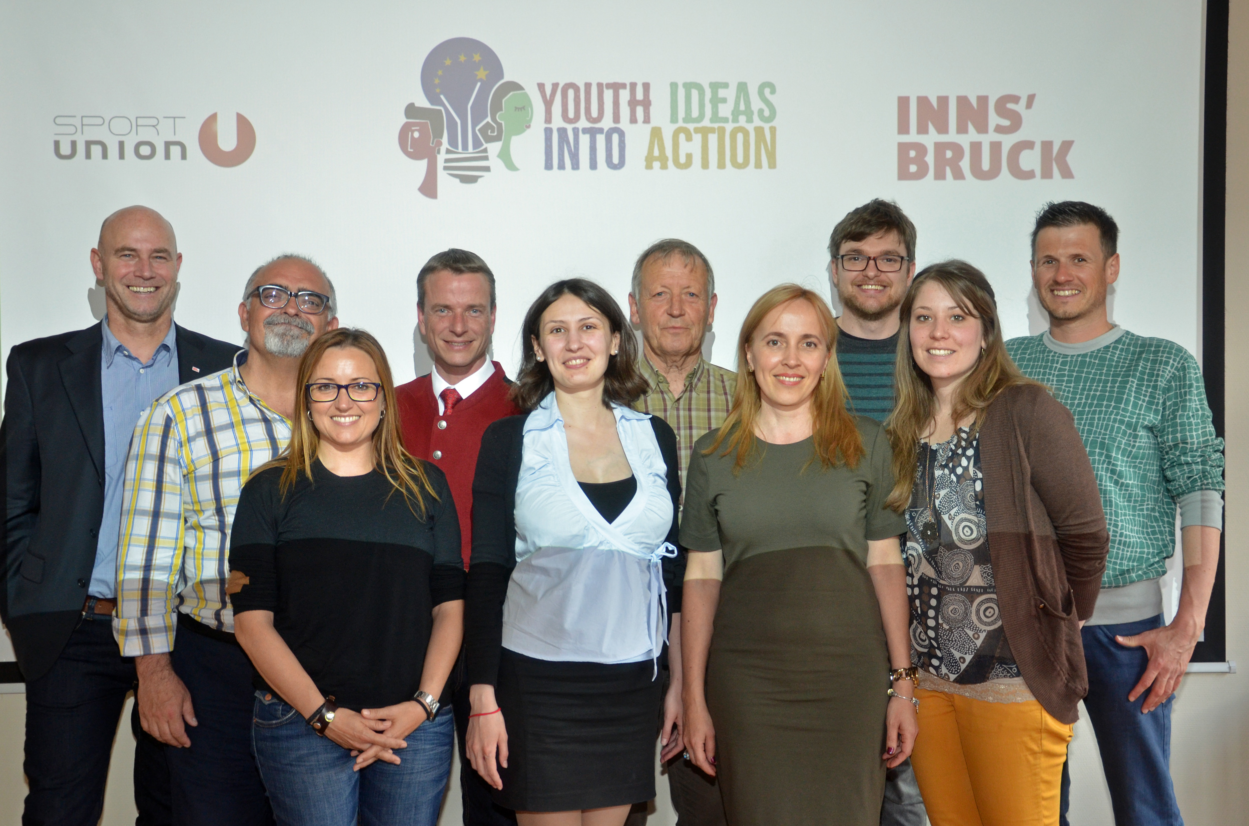 Im Rahmen eines EU-Projekts vernetzten sich dieser Tage VertreterInnen aus Rumänien, Spanien, Südtirol und Innsbruck im Landessportcenter Innsbruck. Vizebürgermeister Christoph Kaufmann (4.v.l.) und Sportamtsvorstand Romuald Niescher (l.) begrüßten die TeilnehmerInnen. Günther Mitterbauer, Präsident des Dachverbands Union Tirol, führte die Gäste während ihres dreitägigen Aufenthalts auch in der Landeshauptstadt herum. Ziel des Projekts ist es, dass jugendliche Volunteers rekrutiert werden. Bis 2017 gibt es noch drei Treffen, danach soll ein "praktikables Ergebnis" feststehen.