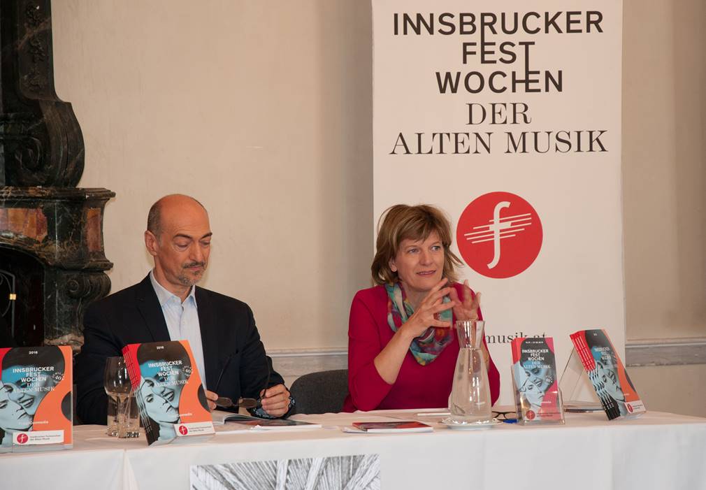 Bei der Pressekonferenz zur Programmpräsentation der Festwochen der Alten Wochen (v.r.): Dirigent Howard Arman, Opern-Produktionsleiter Dieter Senft, Bürgermeisterin Christine Oppitz-Plörer, Intendant Alessandro De Marchi, Landesrätin Beate Palfrader, Ferrarischule-Direktor Manfred Jordan, Bariton Georg Nigl, Kontrabassist Walter Rumer
