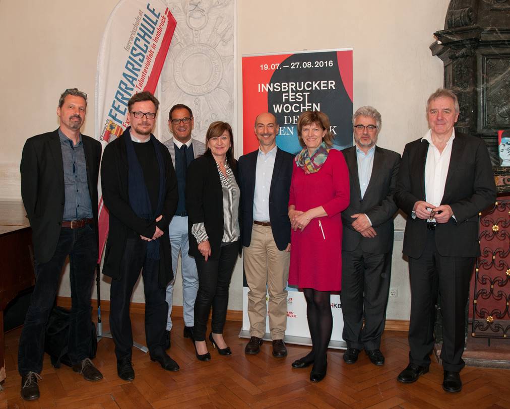 Bei der Pressekonferenz zur Programmpräsentation der Festwochen der Alten Wochen (v.r.): Dirigent Howard Arman, Opern-Produktionsleiter Dieter Senft, Bürgermeisterin Christine Oppitz-Plörer, Intendant Alessandro De Marchi, Landesrätin Beate Palfrader, Ferrarischule-Direktor Manfred Jordan, Bariton Georg Nigl, Kontrabassist Walter Rumer