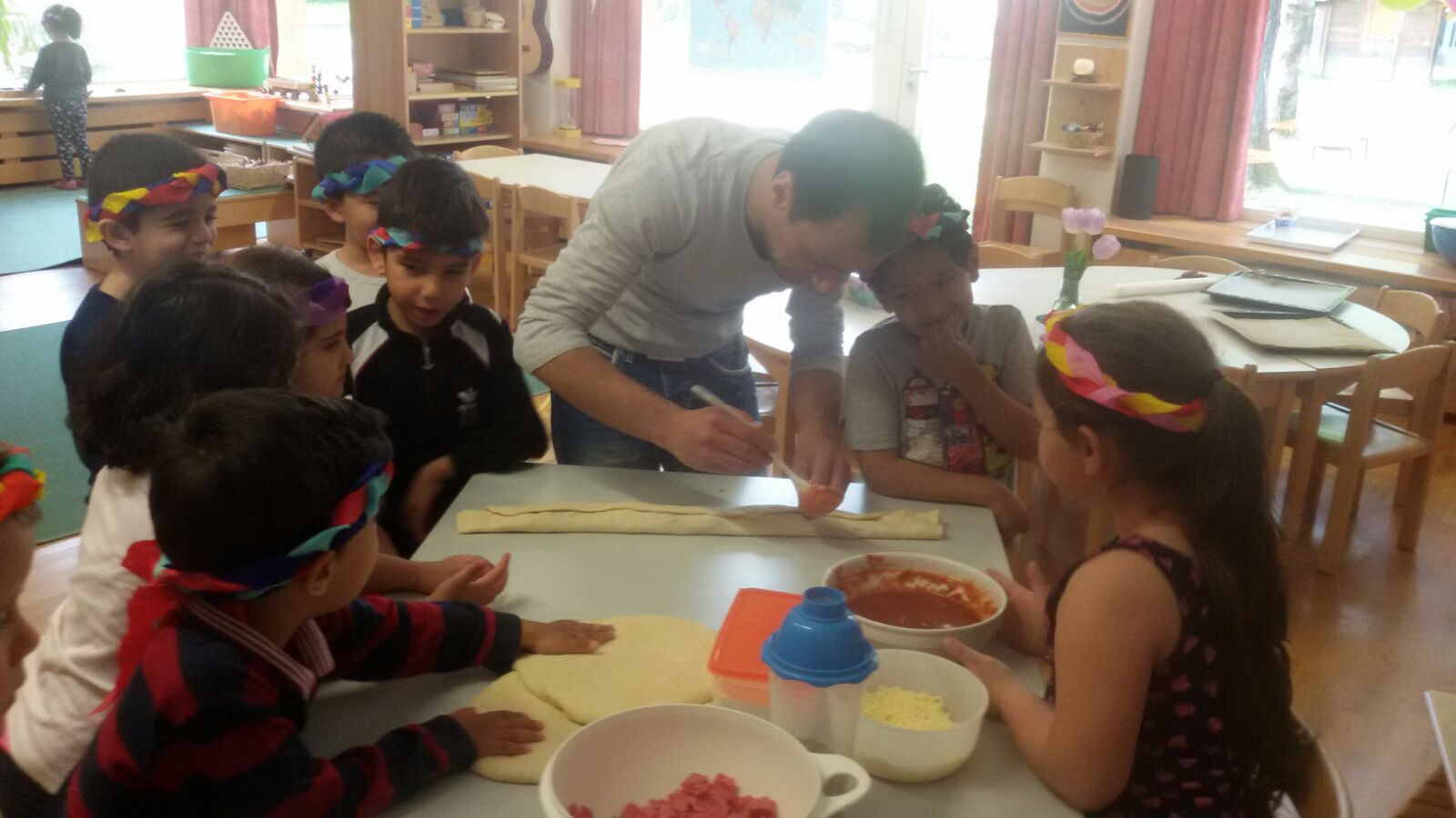 Feste feiern, ist ein wesentlicher Bestandteil unserer Gesellschaft und nimmt im sozialen Zusammenleben einen festen Platz ein - gemeinsames Feiern verbindet. 
Die Feste und gelebtes Brauchtum anderer Kulturkreise sollen in den Alltag integriert werden, um die Vielfalt der Innsbrucker Gesellschaft kennenzulernen. Bereits zum wiederholten Mal wird „Cocuk Bayrami“ gefeiert.  Das „Kinderfest“ ist im gregorianischen Kalender am 23. April fest verankert.
Die Kinder werden mit einbezogen, die Dekoration zu gestalten, den Festtagstisch zu decken und den Festablauf zu bestimmen. Die Eltern bringen traditionelle Speisen und kleine süße Geschenke. Mit Musik, Spiel und Spaß wird es jedes Jahr der 23. April ein besonderer Tag – speziell den Kindern gewidmet.