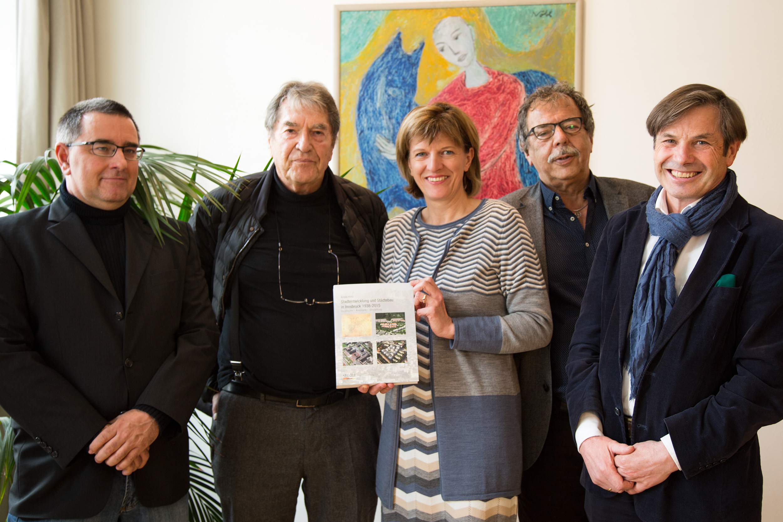 Autor Arnold Klotz (2.v.l.) überreichte Bürgermeisterin Christine Oppitz-Plörer und Planungsstadtrat Gerhard Fritz (2.v.r.) die druckfrische Ausgabe seiner Publikation "Stadtentwicklung und Städtebau in Innsbruck 1938-2015". Im Rahmen eines Pressegesprächs am 11. Mai im aut. wird das Buch der Öffentlichkeit präsentiert.