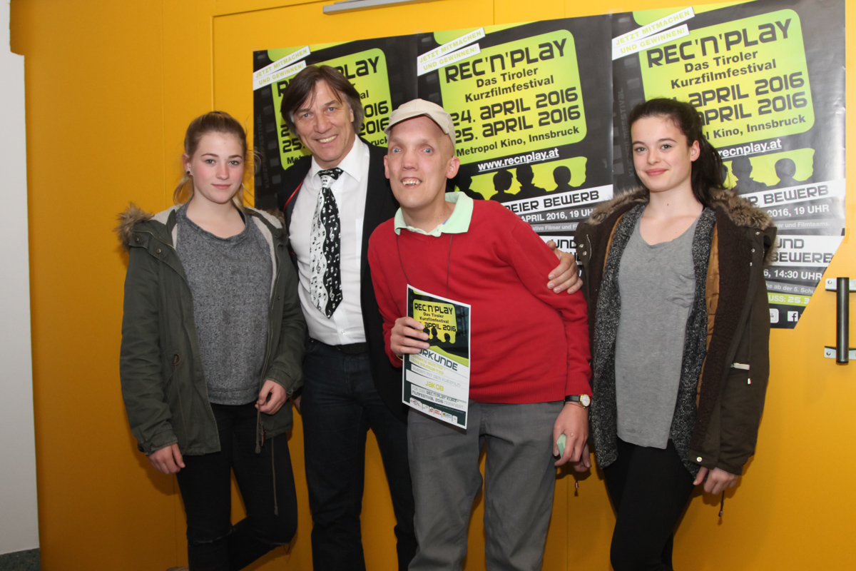 Katharina Bereiter und Laura Baumgartner (l. u. r. außen) von der 4a der NMS Weer wurden von der Jury für ihren Kurzfilm „Jakob“ mit dem 3. Preis des Unterstufenbewerbs ausgezeichnet. Im Bild mit Hauptdarsteller Jakob (2. v. r.) und Direktor OSR Herbert Steinbacher (2. v. l.).