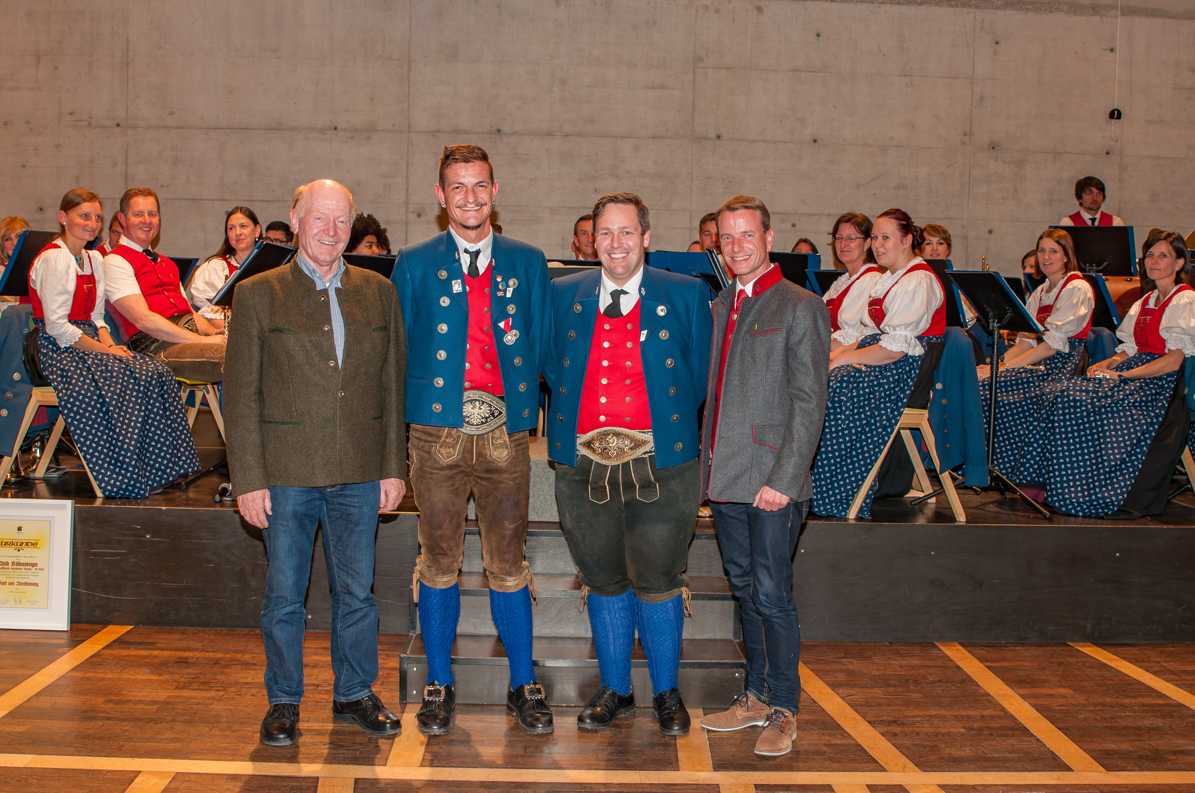 Vizebürgermeister Christoph Kaufmann besuchte am Wochenende das Frühjahrskonzert der Speckbacher Musikkapelle Neu Arzl/Olympisches Dorf. Gemeinsam mit Friedl Ludescher (Präsident des Verbands Neuarzl-Olympisches Dorf) bedankte er sich bei Obmann Thomas Porpaczy und Kapellmeister Thomas Voithofer für den gelungenen Konzertabend.