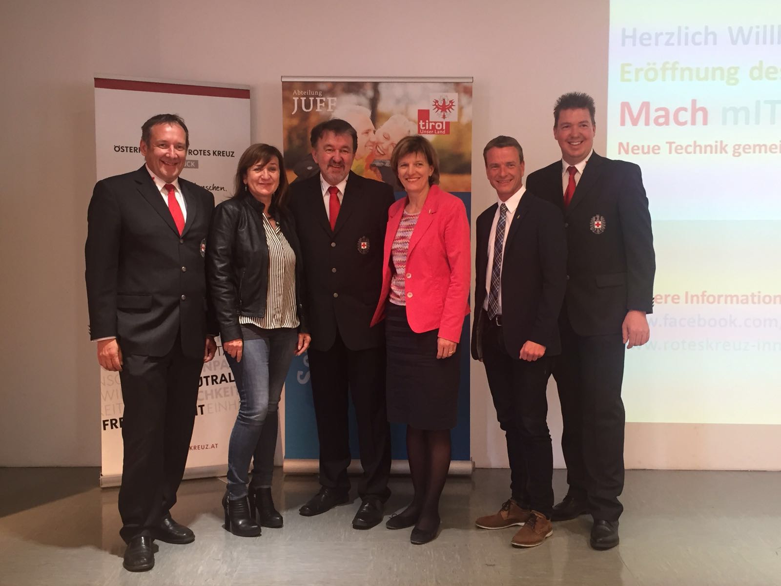 Gemeinsam besuchten  Landesrätin Dr. Beate Palfrader,  Bürgermeisterin Mag. Christine Oppitz –Plörer und Vizebürgermeister und Seniorenreferent Christoph Kaufmann die  Eröffnung des „Mach mit Cafes“ des Roten Kreuz. Der Generation 50+ soll dort ein leichter Einstieg in die digitale Welt ermöglicht werden. Vor allem die Angst vor den unbekannten Medien, wie Smartphones und Tablets, soll den Besucherinnen und Besuchern genommen werden. Nähere Info bei der Freiwilligen Rettung Innsbruck, Sillufer 3.