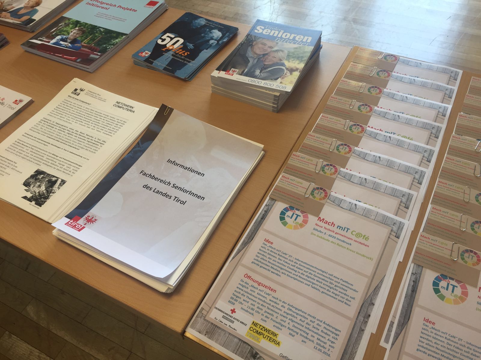 Gemeinsam besuchten  Landesrätin Dr. Beate Palfrader,  Bürgermeisterin Mag. Christine Oppitz –Plörer und Vizebürgermeister und Seniorenreferent Christoph Kaufmann die  Eröffnung des „Mach mit Cafes“ des Roten Kreuz. Der Generation 50+ soll dort ein leichter Einstieg in die digitale Welt ermöglicht werden. Vor allem die Angst vor den unbekannten Medien, wie Smartphones und Tablets, soll den Besucherinnen und Besuchern genommen werden. Nähere Info bei der Freiwilligen Rettung Innsbruck, Sillufer 3.
