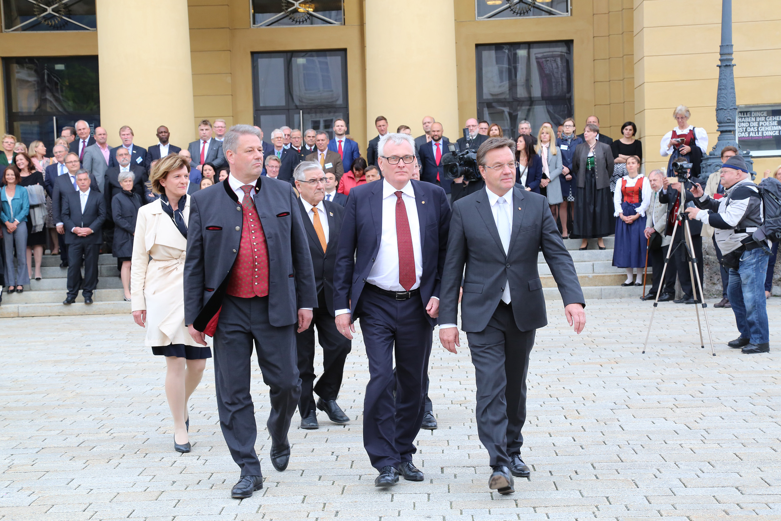 Landesüblicher Empfang vor dem Landestheater mit den Schützenabordnungen Innsbrucks, der Ehrenkompanie Wilten und den "Rotjacken", der Stadtmusikkapelle Wilten anlässlich der Verleihung des Kaiser-Maximilian-Preises 2016 an den schwedischen Kommunalpolitiker Anders Knape