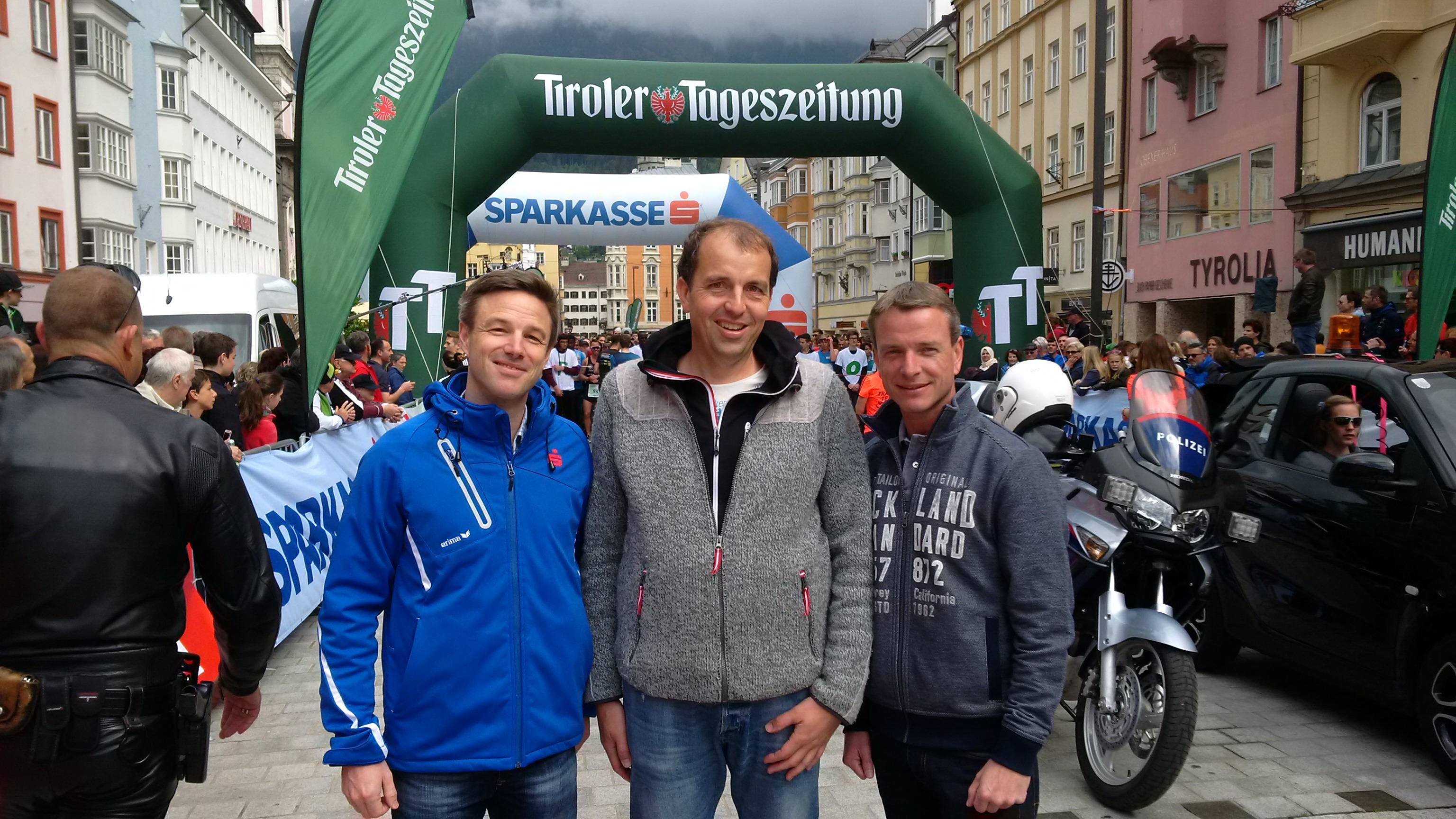 Vizebürgermeister und Sportreferent Christoph Kaufmann gab gemeinsam mit Sparkassen Marketing-Leiter Stefan Lahartinger‎ den Startschuss für den 32. Innsbrucker Stadtlauf. Außerdem sprach er seinen Dank an die Turnerschaft Innsbruck Sektion Laufen, unter der Führung von Dieter Hoffmann, für die perfekte Organisation aus.