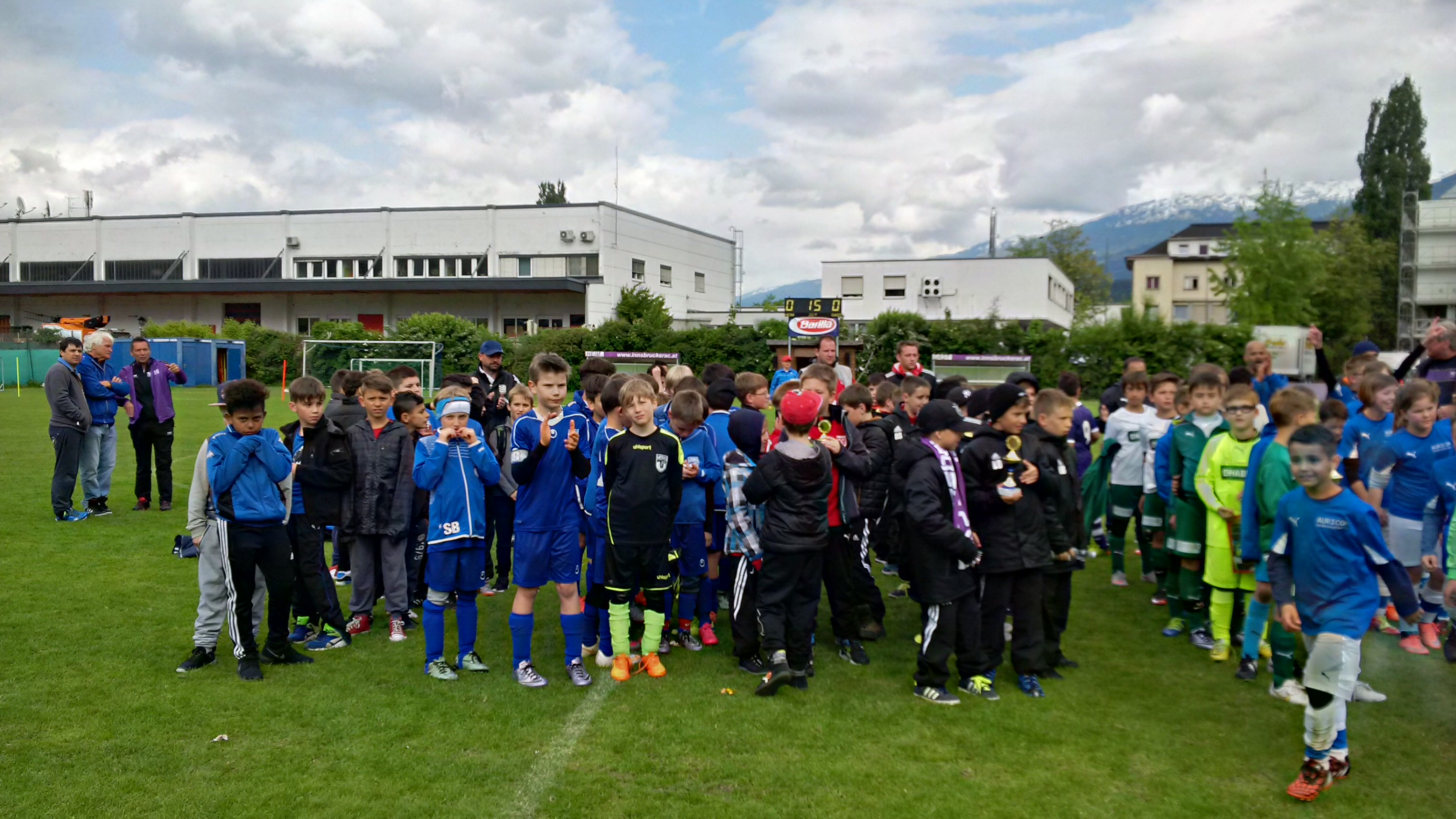 Sportreferent und Vizebürgermeister Christoph Kaufmann führte gemeinsam mit ÖSV Skispringer Andreas Kofler und Gemeinderat Kurt Wallasch ‎die Siegerehrung beim 2. Int. Pfingstturnier des IAC durch.