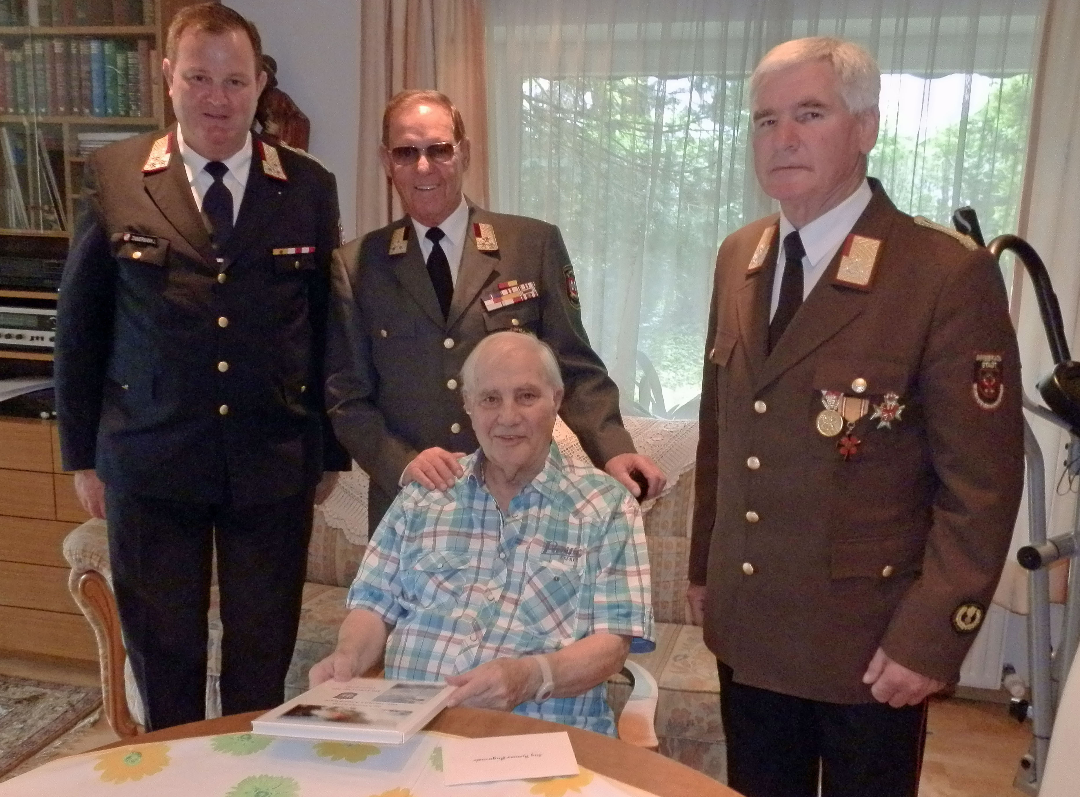 Am 3.Mai konnte Branddirektor a.D. Thomas Angermair von der der Berufsfeuerwehr Innsbruck seinen 90.Geburtstag feiern. Branddirektor a.D. OBR Siegfried Nalter, Bezirksfeuerwehrkommandant OBR Walter Laimgruber und OBR Johann Zimmermann gratulierten dieser Tage ihrem langjährigen Chef und überbrachten die Glückwünsche der gesamten Feuerwehr Innsbruck. Unter Branddirektor Thomas Angermair erfolgte u.a. die Entwicklung des Flugdienstes bei der Feuerwehr und der Aufbau eines flächendeckenden Katastrophenschutzes, wodurch die Berufsfeuerwehr einen internationalen bedeutsamen Ruf erlangt hat.