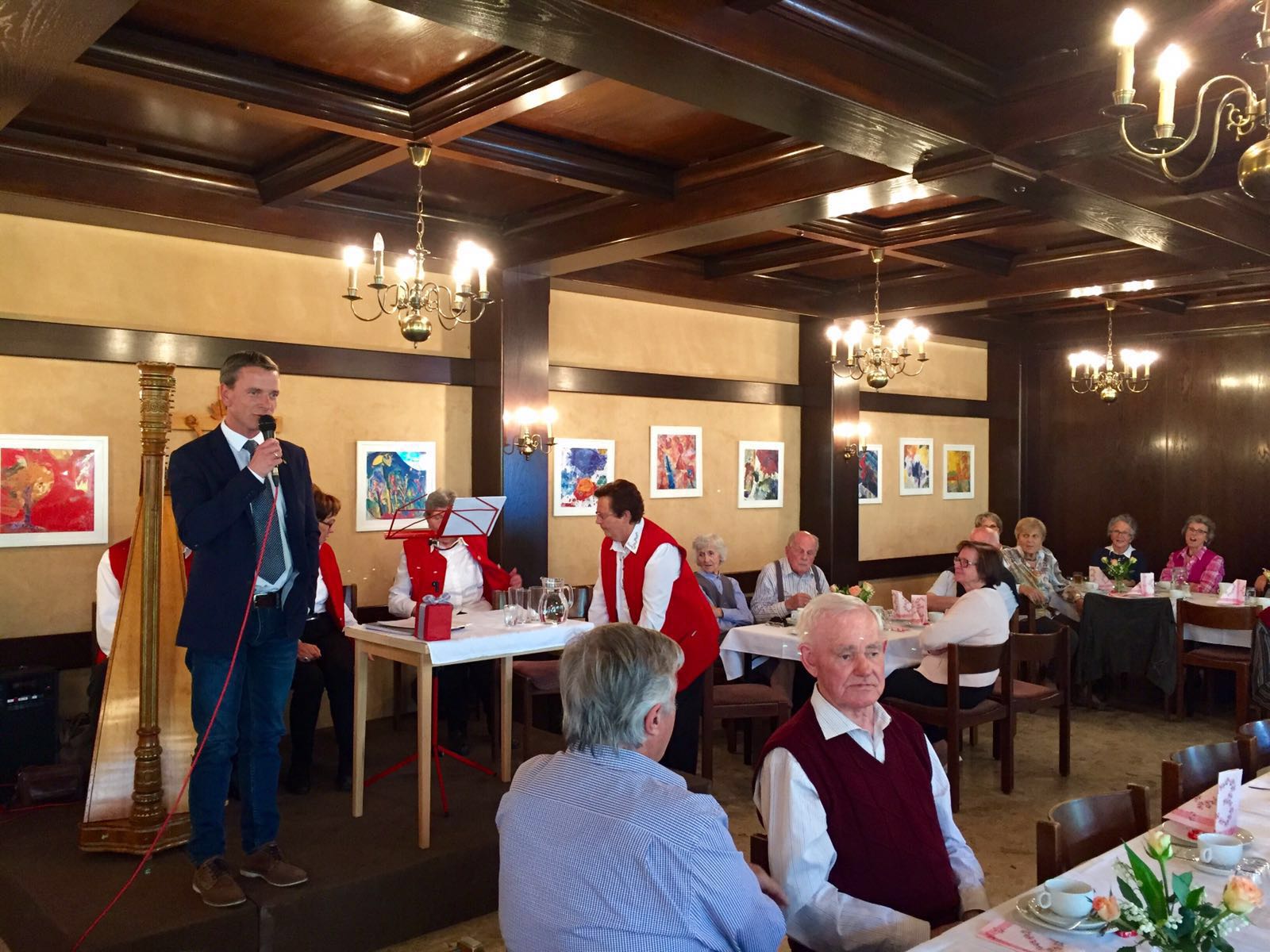 Vizebürgermeister und Seniorenreferent Christoph Kaufmann besuchte die SeniorInnenenstube der Pfarre Maria am Gestade im Stadtteil Sieglanger‎. Über 50 Personen nützen jedes Monat die Gelegenheit einen Nachmittag mit Gesprächen, Musik und natürlich Kaffee und Kuchen zu verbringen. Ein herzliches Dankeschön an Pfarrer Monsignore Helmut Gatterer für die Zuverfügungstellung der Pfarrräumlichkeiten und an Frau Streitberger und ihr Team für die tolle Betreuung der SeniorInnen.
