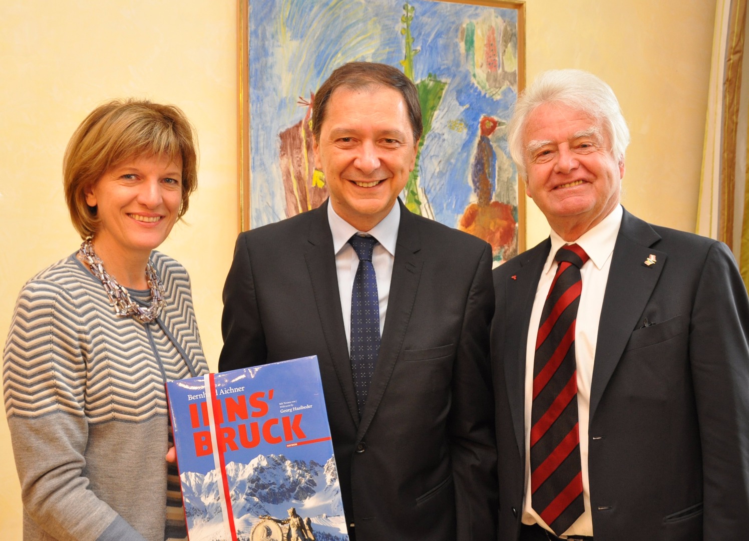 Ende Mai empfing Bürgermeisterin Christine Oppitz-Plörer den rumänischen Botschafter Bogdan Mazuru im Rathaus. Bei einem angeregten Gespräch tauschten die beiden sich über EU-politischen Themen sowie die Gemeinsamkeiten Österreichs und Rumänien aus. Geschenke wurden als Anerkennung ausgetauscht. Mazuru kam in Begleitung Honorarkonsuls für Rumänien, Friedemann Bachleitner-Hofmann.
