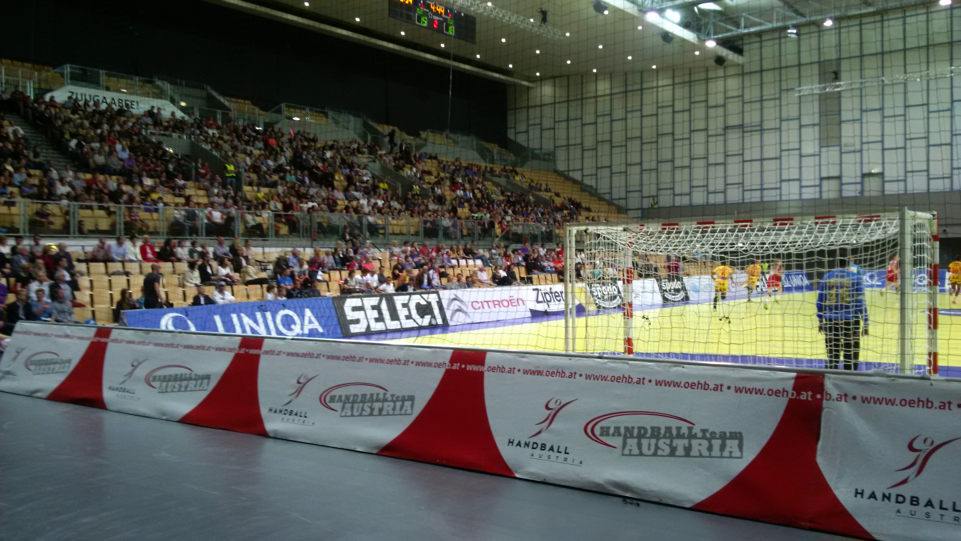 Vizebürgermeister und Sportreferent Christoph Kaufmann besuchte gemeinsam mit SVO-Präsident Mag. Andreas Seeböck das Damen Handball Länderspiel Österreich gegen Spanien. Vor ca. 1000 Fans verloren die Österreicherinnen mit 26:33.