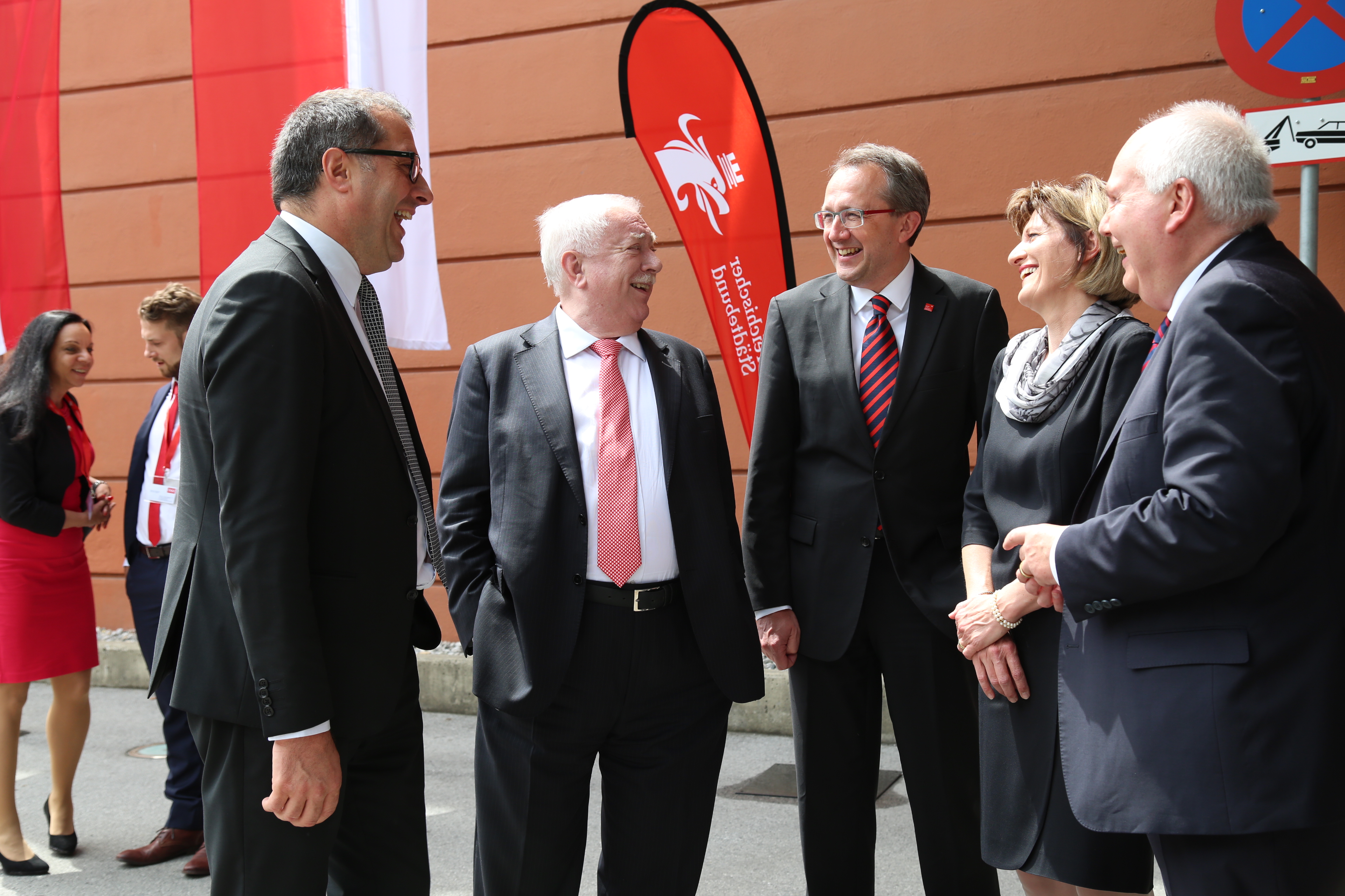 Beim landesüblichen Empfang zum 66. Österreichischen Städtetag in Innsbruck (v.l.): Stadtrat Franz X. Gruber, Wien Bürgermeister und Präsident des Österreichischen Städtebundes Michael Häupl, St. Pöltens Bürgermeister Matthias Stadler, Innsbrucks Bürgermeisterin Christine Oppitz-Plörer und Stadtrat Andreas Wanker