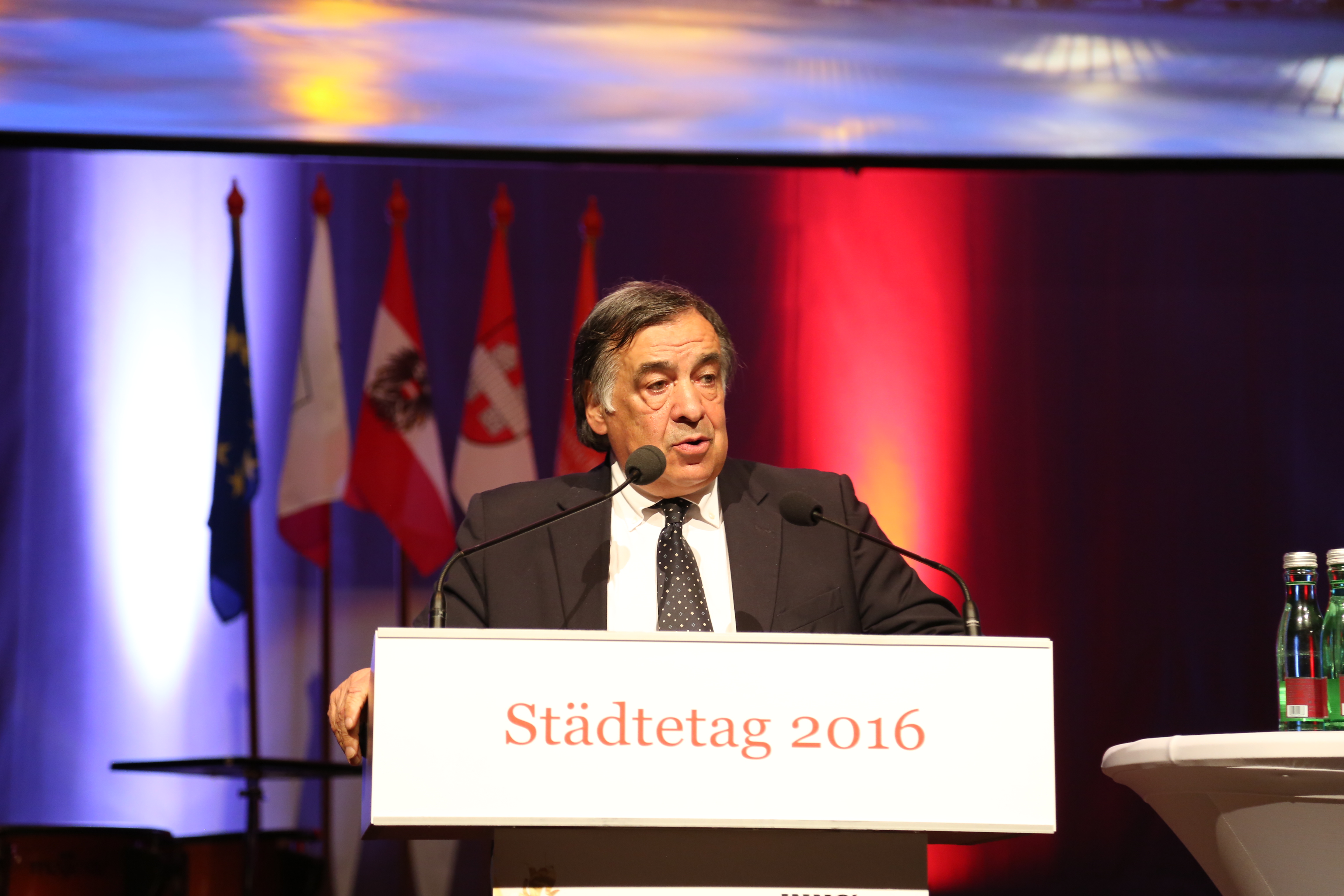 Palermos Bürgermeister Leoluca Orlando bei der Gastrede zur feierlichen Eröffnung des 66. Österreichischen Städtetages in Innsbruck.