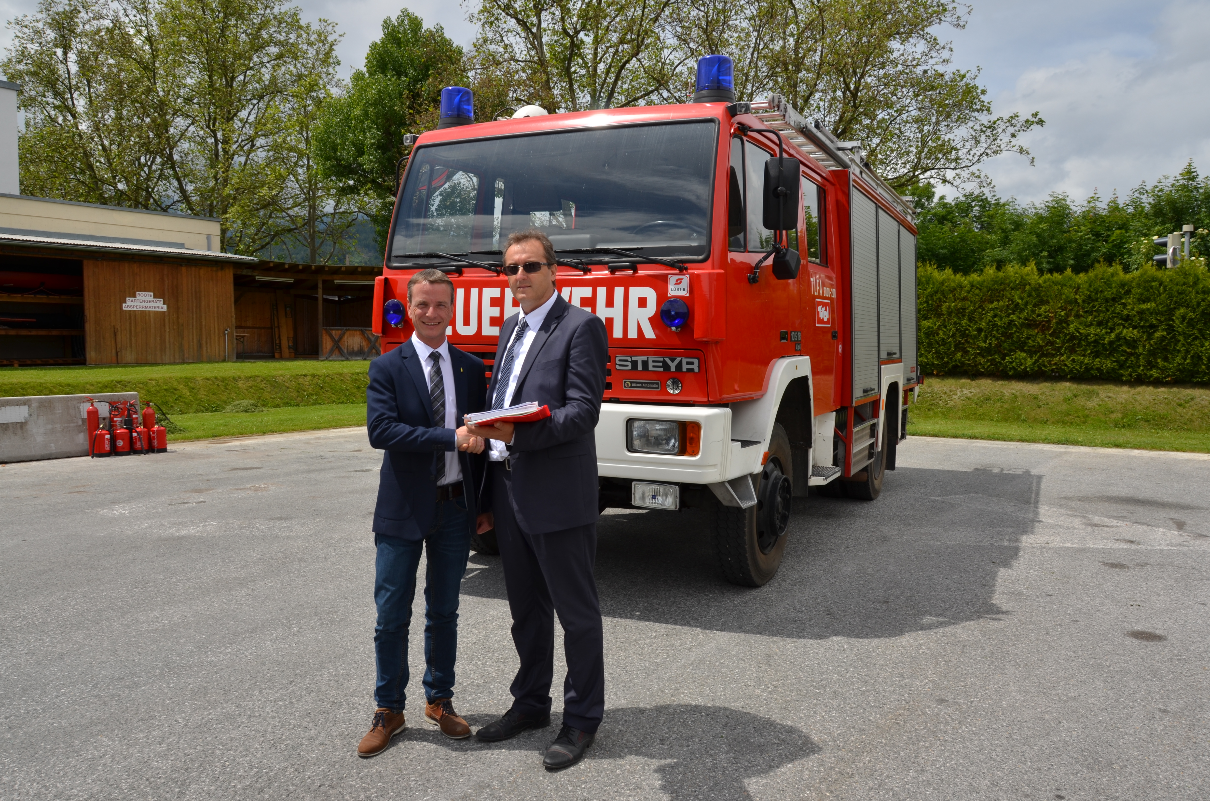 Das Land Tirol und neuerdings auch die Stadt Innsbruck unterstützen seit mehreren Jahren Feuerwehren in Kroatien. Ziel dabei ist es in fachlicher Zusammenarbeit von kroatischen und Tiroler Feuerwehrexperten Regionen sowohl in der Struktur als auch in der Ausstattung mit Geräten und Fahrzeugen zu entwickeln. 
Vizebürgermeister und Feuerwehrreferent Christoph Kaufmann übergab gemeinsam mit Peter Logar (Land Tirol) und Brandirektorstellv. DI Martin Gegenhuber das ausgeschiedene Tanklöschfahrzeug der FF Arzl an den Bürgermeister von Tompojevci Herrn Zdravko ZVONARIC und dem Kommandant von der Feuerwehrregion Vukovar-Srjem Zdenko JUKIC.