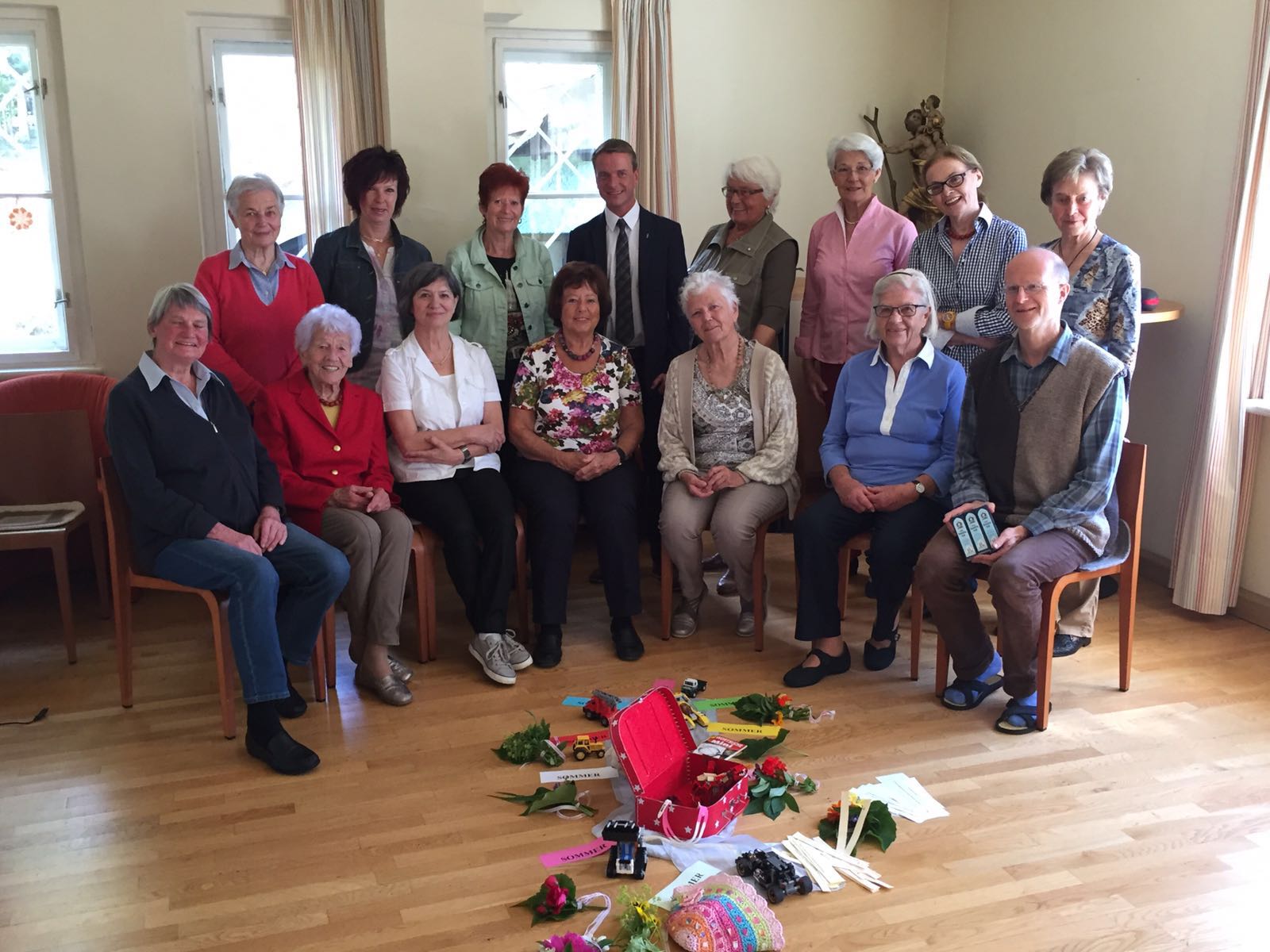 Vizebürgermeister und SeniorInnenreferent Christoph Kaufmann besuchte die SeniorInnenstube auf der Hungerburg.
Ein herzliches Dankeschön für den netten Empfang und für die tolle Arbeit von Frau Schlenz und Frau Juranek und Ihr Team für die SeniorInnen auf der Hungerburg. Die Pfarre Hungerburg, unter Leitung von Pater Peter, stellt die Räumlichkeiten zur Verfügung.