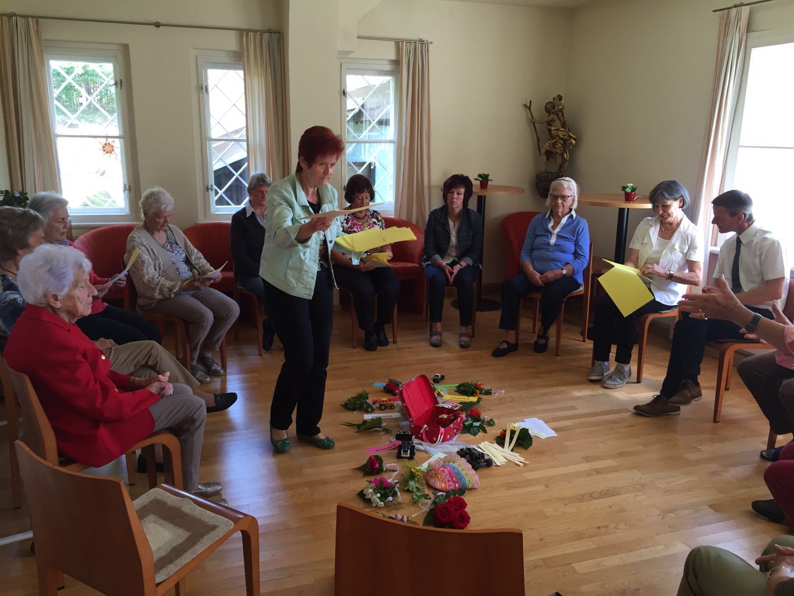 Vizebürgermeister und SeniorInnenreferent Christoph Kaufmann besuchte die SeniorInnenstube auf der Hungerburg.
Ein herzliches Dankeschön für den netten Empfang und für die tolle Arbeit von Frau Schlenz und Frau Juranek und Ihr Team für die SeniorInnen auf der Hungerburg. Die Pfarre Hungerburg, unter Leitung von Pater Peter, stellt die Räumlichkeiten zur Verfügung.