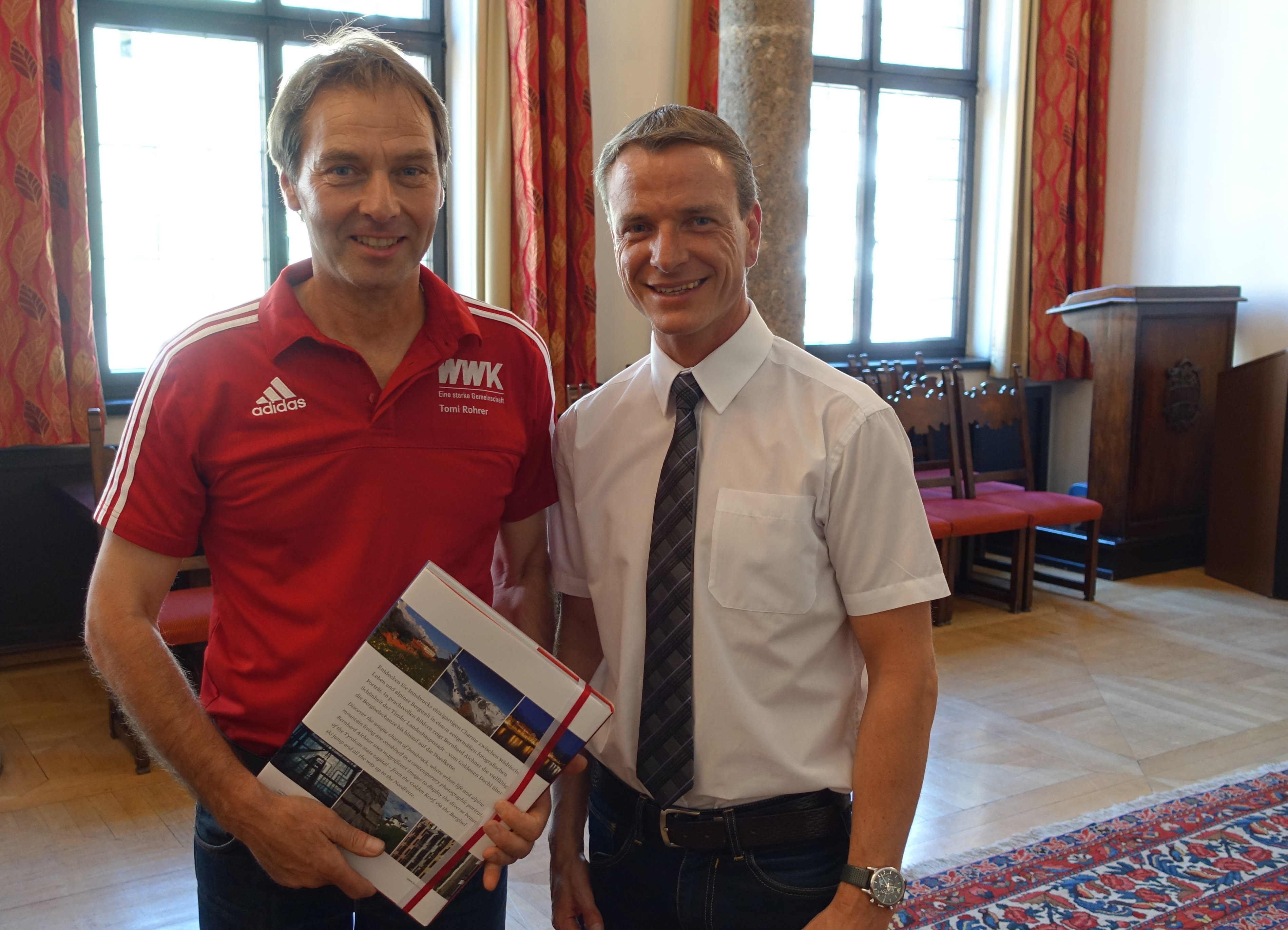 Ende Juni empfing Vizebürgermeister und Sportreferent Christoph Kaufmann die Damen-Fußballmannschaft aus Innsbrucks Partnerstadt Freiburg. Im Zuge ihres Aufenthalts nahmen die Sportlerinnen am internationalen Hervis Cup teil. Neben dem Besuch im Bürgersaal des historischen Rathauses stand auch ein Stadtrundgang auf dem Programm.