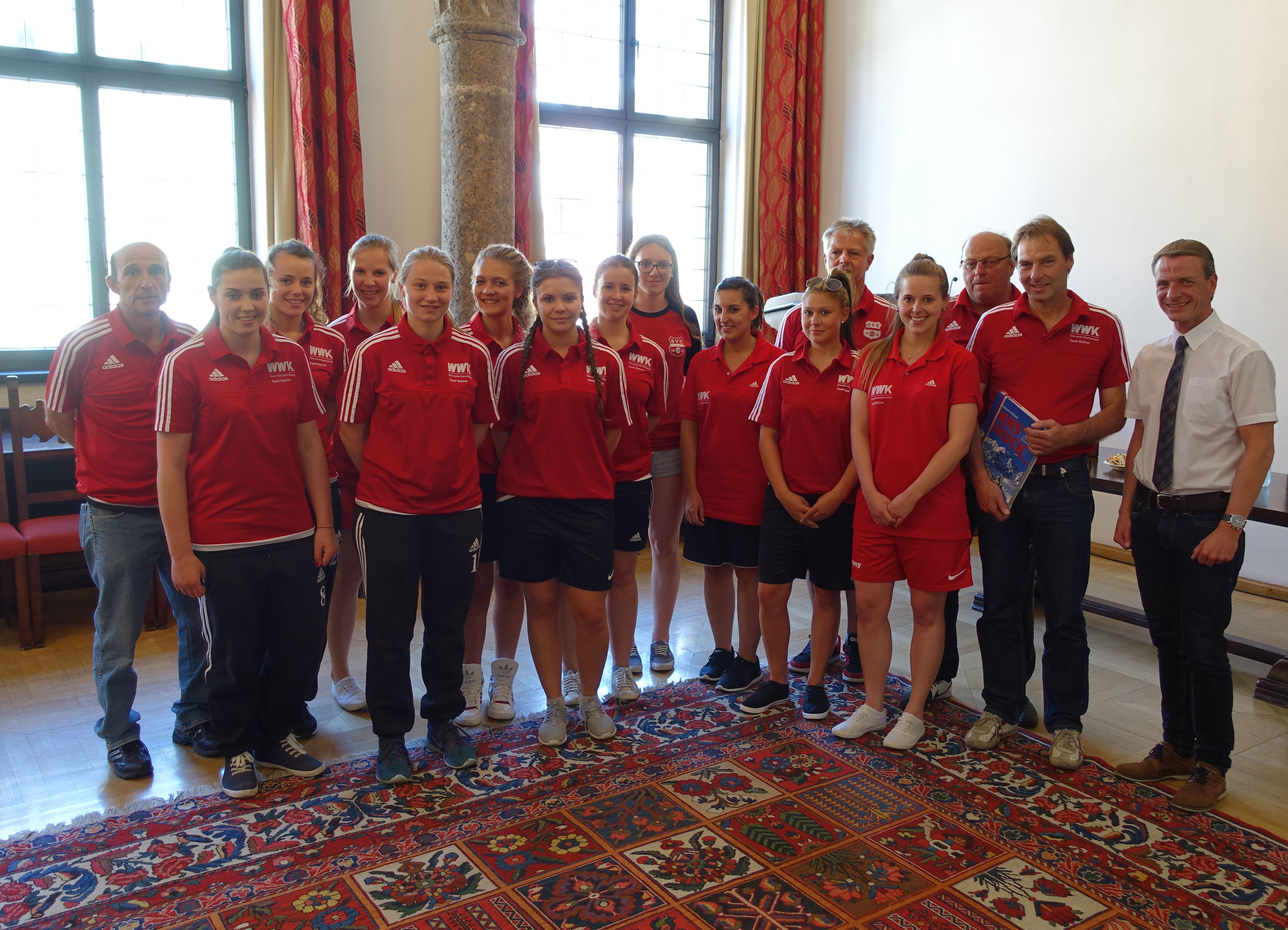 Ende Juni empfing Vizebürgermeister und Sportreferent Christoph Kaufmann die Damen-Fußballmannschaft aus Innsbrucks Partnerstadt Freiburg. Im Zuge ihres Aufenthalts nahmen die Sportlerinnen am internationalen Hervis Cup teil. Neben dem Besuch im Bürgersaal des historischen Rathauses stand auch ein Stadtrundgang auf dem Programm.
