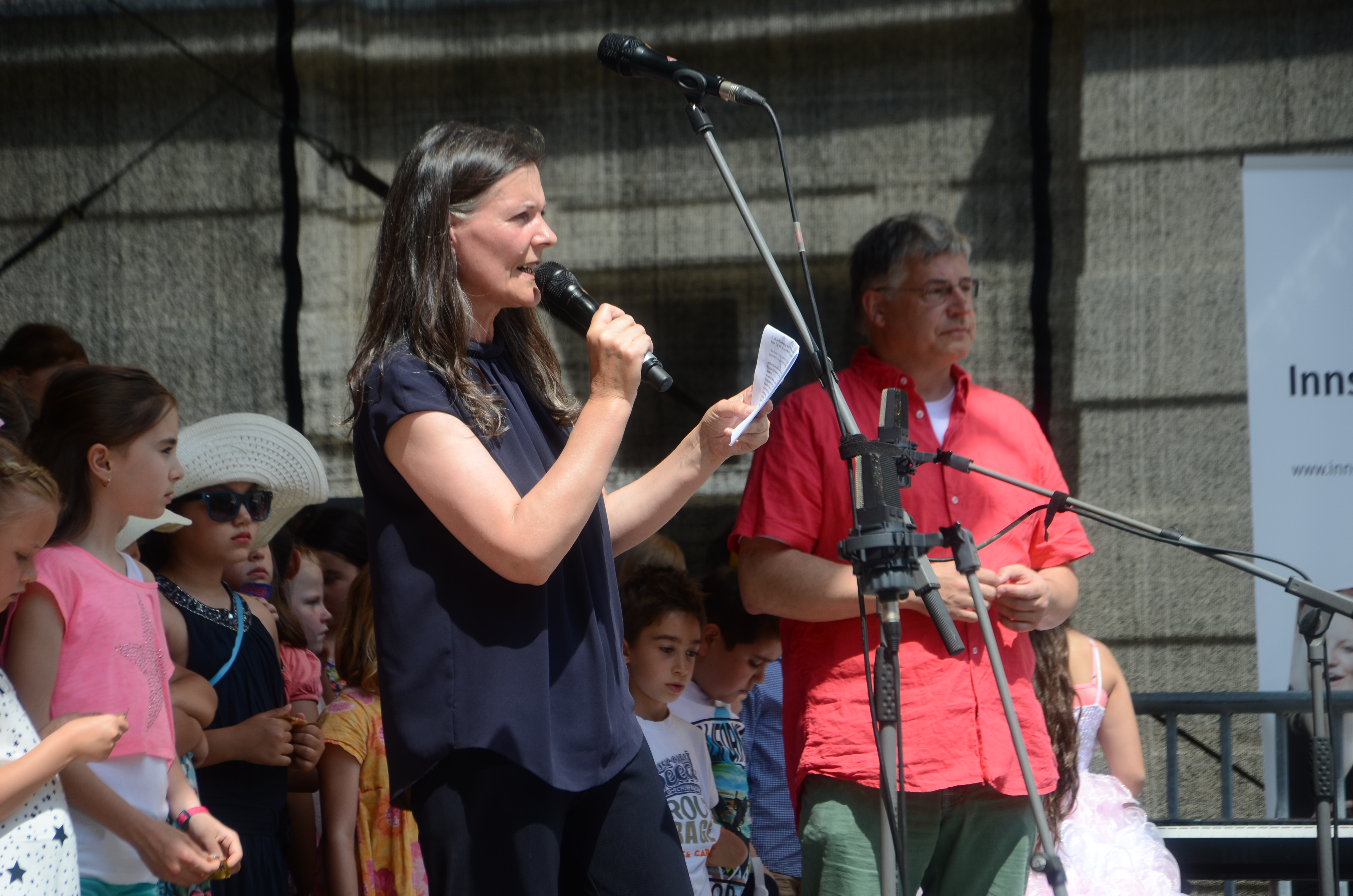 Kulturamtsleiterin Maria-Luise Mayr begrüßte die interessierten ZuhörerInnen und SängerInnen.