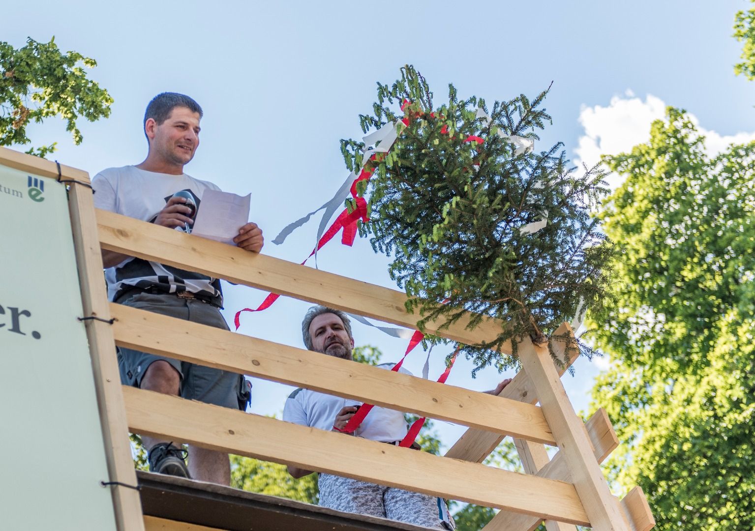 Kürzlich begingen zahlreiche Ehrengäste, darunter Bürgermeisterin Christine Oppitz-Plörer und Direktor Michael Martys, die Firstfeier bei der neuen Zoo-Gastronomie des Alpenzoos begangen.