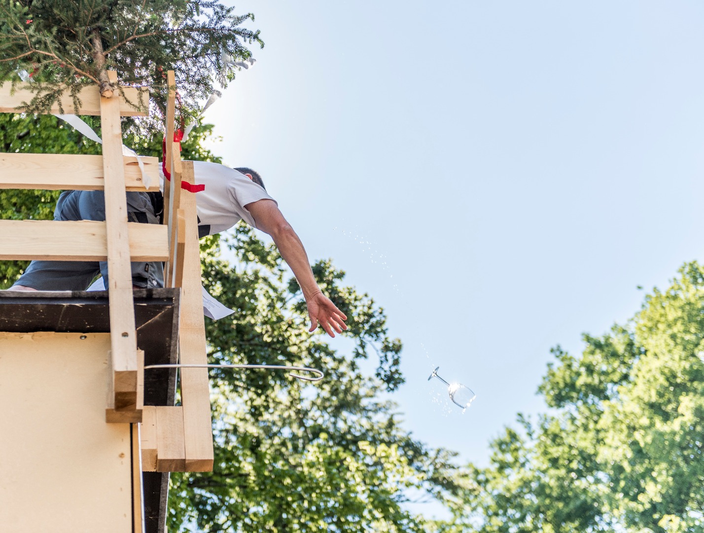 Kürzlich begingen zahlreiche Ehrengäste, darunter Bürgermeisterin Christine Oppitz-Plörer und Direktor Michael Martys, die Firstfeier bei der neuen Zoo-Gastronomie des Alpenzoos begangen.