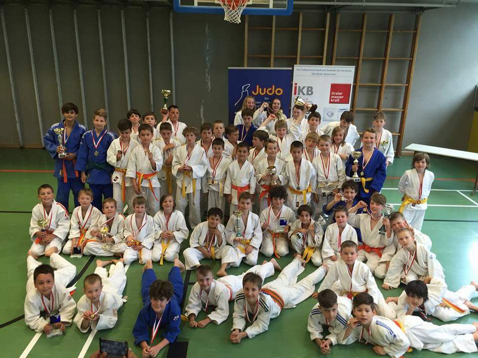 Mit großer Freude nahm Vizebürgermeister und Sportreferent Christoph Kaufmann die Goldene Verdienstmedaille des Tiroler Judolandesverbandes entgegen. Kaufmann bedankte sich bei Präsident Martin Scherwitzl und allen TrainerInnen für ihre erfolgreiche Arbeit.