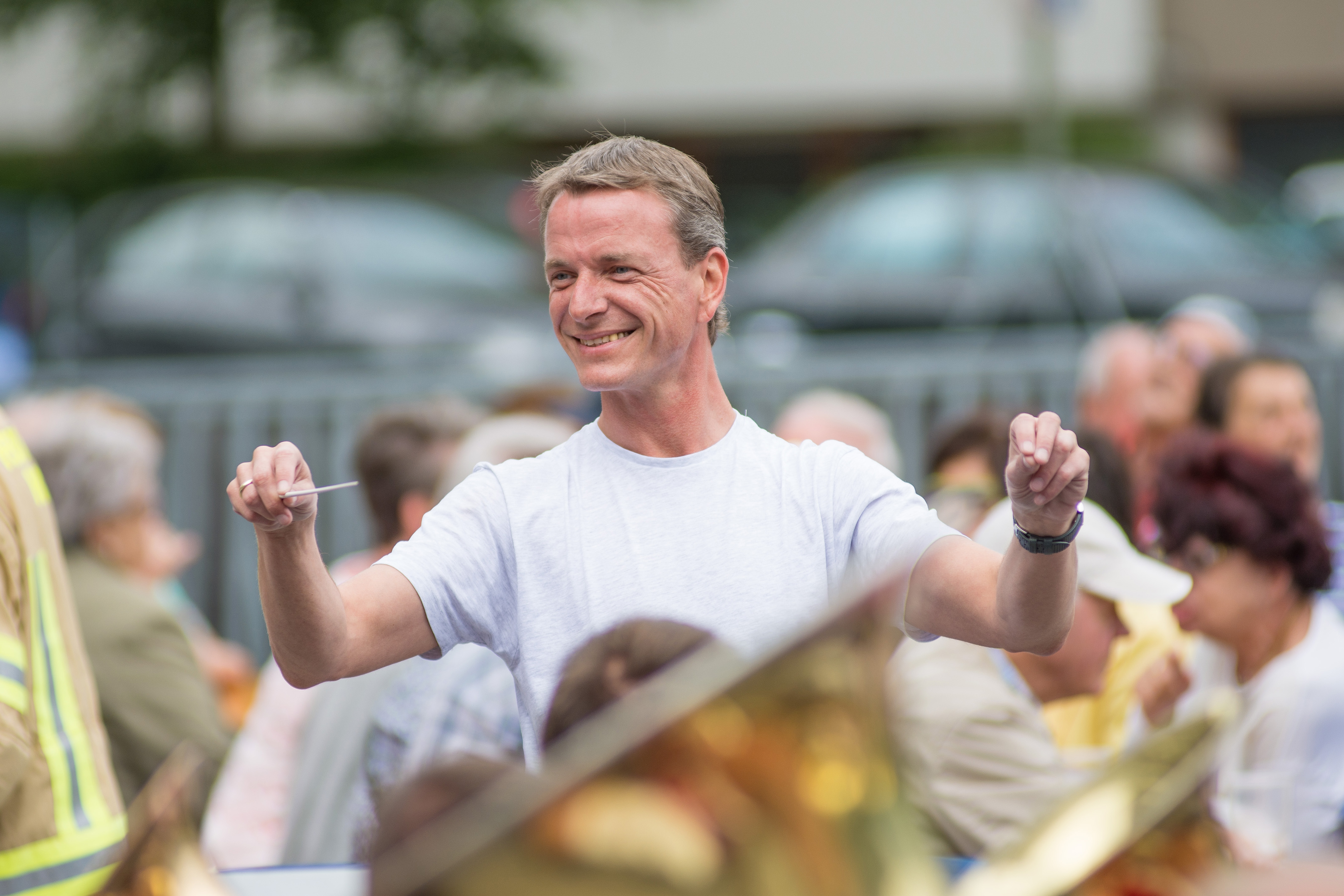 Vizebürgermeister Christoph Kaufmann eröffnete das Platzkonzert der Speckbacher Musikkapelle am DDr. Alois Lugger Platz. Gemeinsam mit der Pfarre St. Pius X und der Freiwilligen Feuerwehr Neu Arzl organisierte die Speckbacher Musikkapelle einen Frühschoppen im Olympischen Dorf .