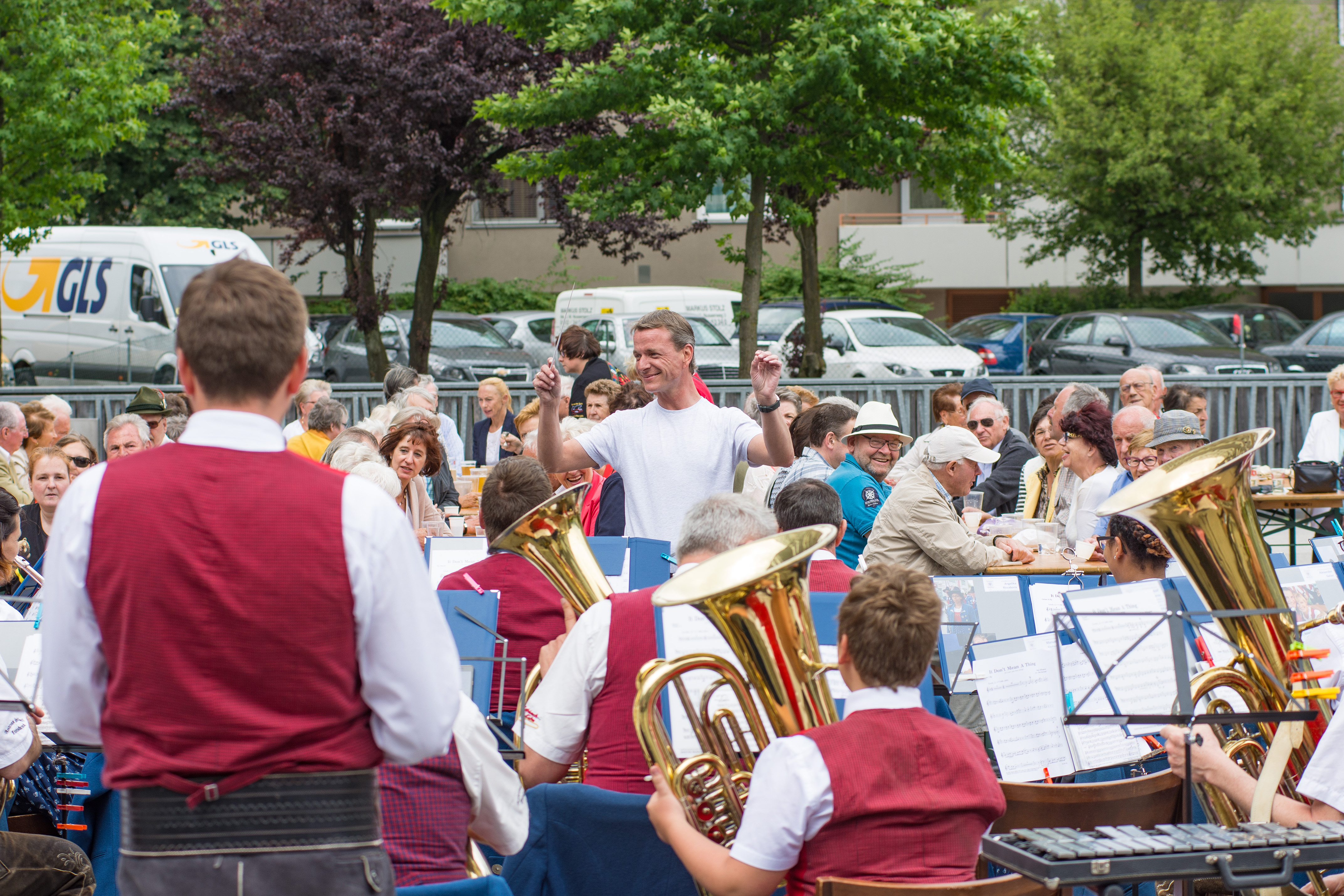 Vizebürgermeister Christoph Kaufmann eröffnete das Platzkonzert der Speckbacher Musikkapelle am DDr. Alois Lugger Platz. Gemeinsam mit der Pfarre St. Pius X und der Freiwilligen Feuerwehr Neu Arzl organisierte die Speckbacher Musikkapelle einen Frühschoppen im Olympischen Dorf .