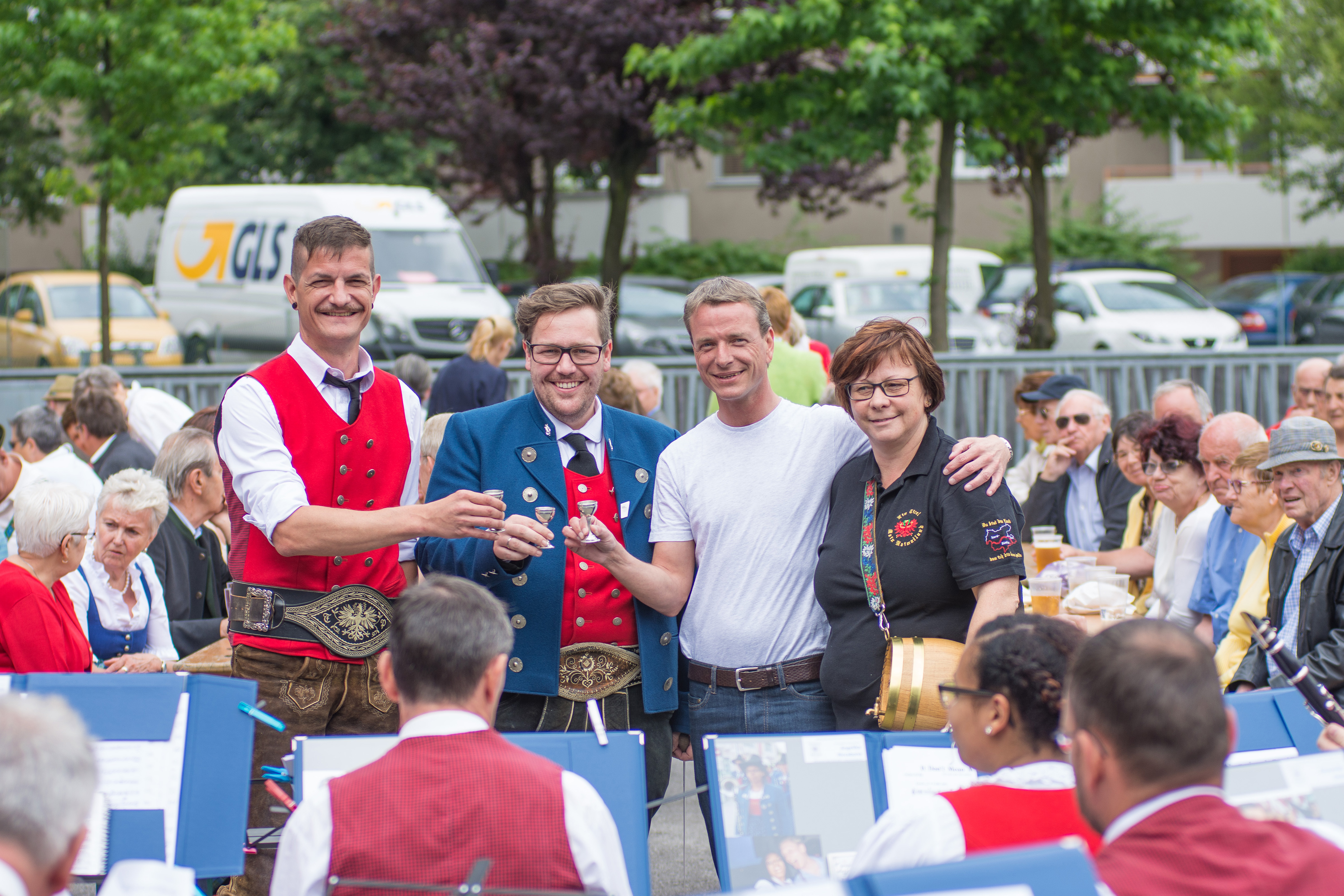 Vizebürgermeister Christoph Kaufmann eröffnete das Platzkonzert der Speckbacher Musikkapelle am DDr. Alois Lugger Platz. Gemeinsam mit der Pfarre St. Pius X und der Freiwilligen Feuerwehr Neu Arzl organisierte die Speckbacher Musikkapelle einen Frühschoppen im Olympischen Dorf .