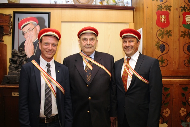 Dankes–Bandverleihung für besondere Verdienste um die katholisch, Österreichische Studentenverbindung im Tiroler Mittelschüler Verband "Amelungia" zu Innsbruck für Vizebürgermeister Christoph Kaufmann.