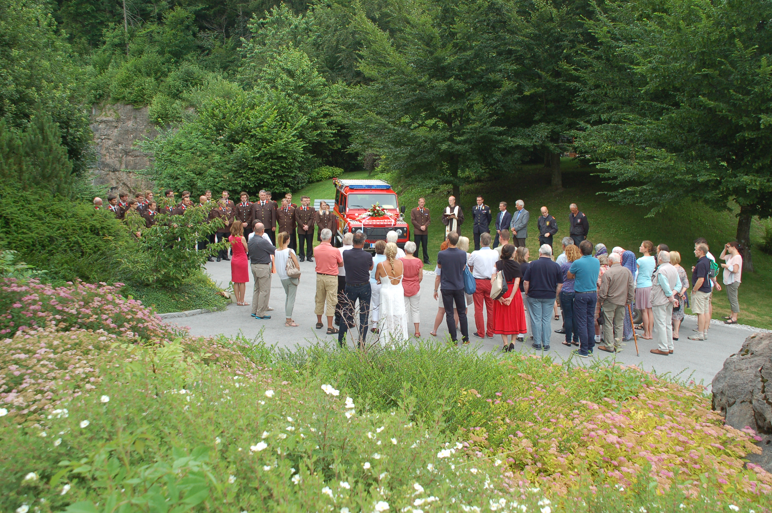 Im Beisein von AK-Vizepräsident Ambros‎ Knapp sowie Vizebürgermeister und Feuerwehrreferent Christoph Kaufmann segnete Pater Peter einen neuen Landrover der FF Hungerburg. Im Anschluss fand ein Stadtteilfest am Areal der Arbeiterkammer Seehof mit der Bevölkerung statt.