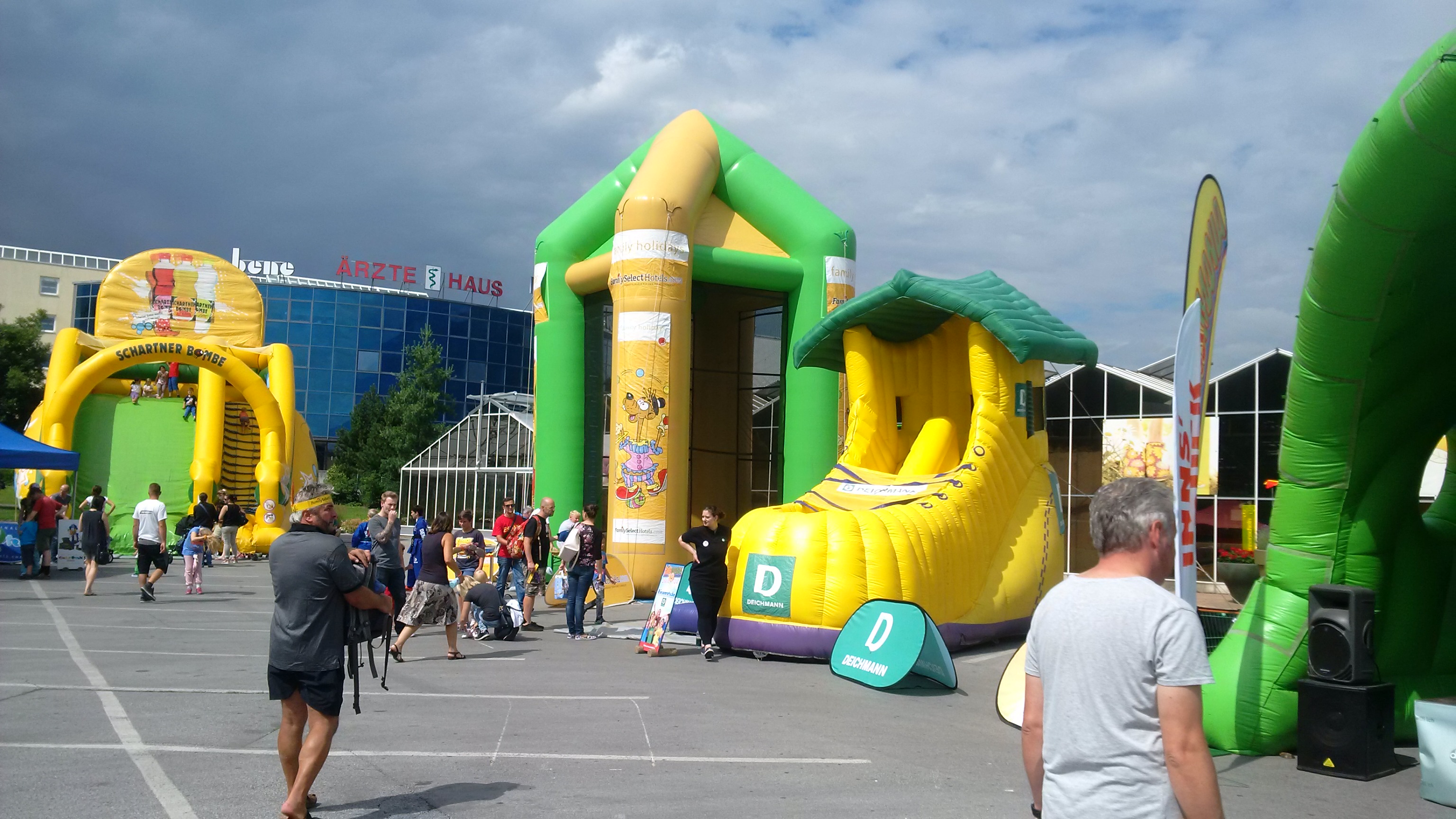 Gemeinsam mit Bürgermeisterin Christine Oppitz-Plörer, Vizebürgermeister Christoph Kaufmann (l.) und Centermanager Helmut Larch (r.) wurde der 29. Innsbrucker Ferienzug im DEZ eröffnet. Auch heuer werden von der Stadt Innsbruck über 400 Veranstaltungen, von den Kategorien Sport bis zu Natur, für alle Kinder und Jugendlichen in der Ferienzeit angeboten.