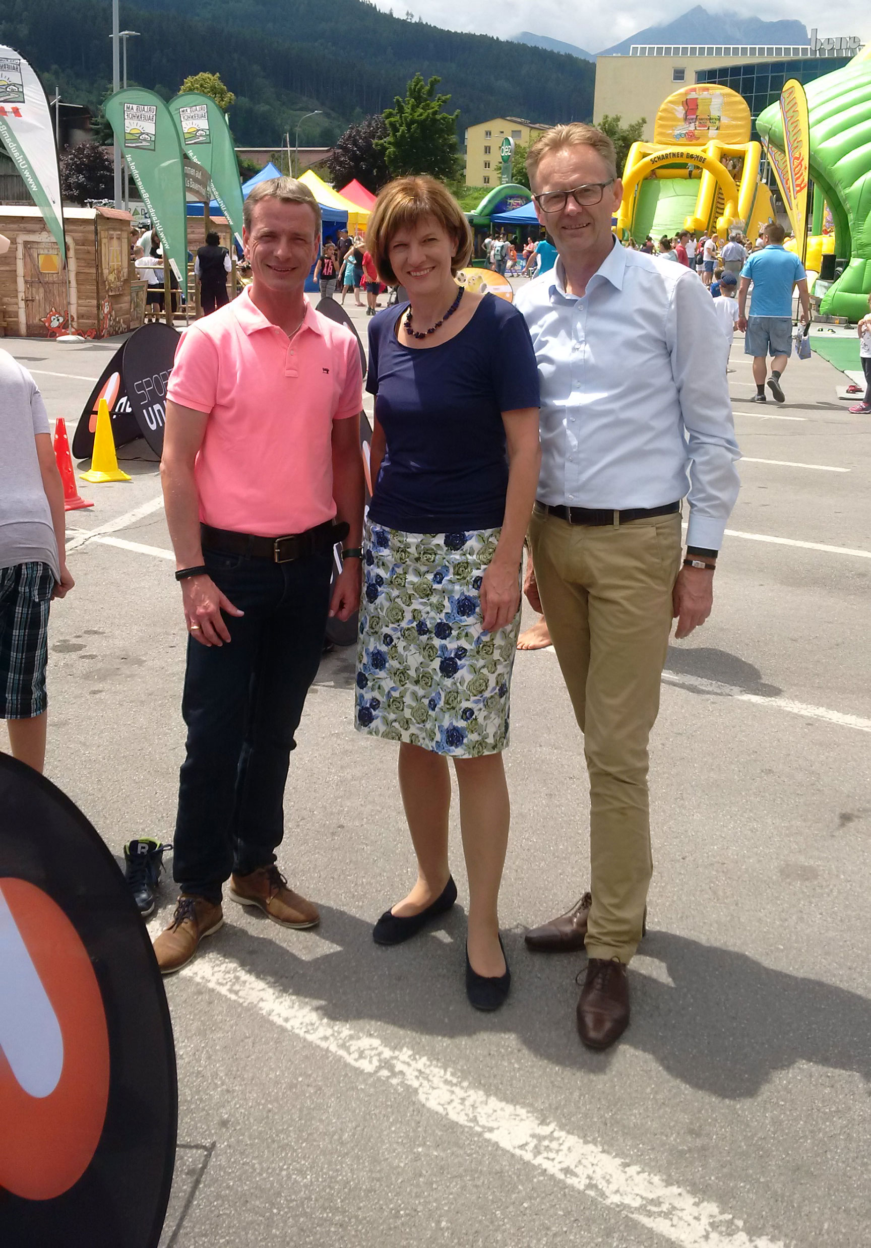 Gemeinsam mit Bürgermeisterin Christine Oppitz-Plörer, Vizebürgermeister Christoph Kaufmann (l.) und Centermanager Helmut Larch (r.) wurde der 29. Innsbrucker Ferienzug im DEZ eröffnet. Auch heuer werden von der Stadt Innsbruck über 400 Veranstaltungen, von den Kategorien Sport bis zu Natur, für alle Kinder und Jugendlichen in der Ferienzeit angeboten.