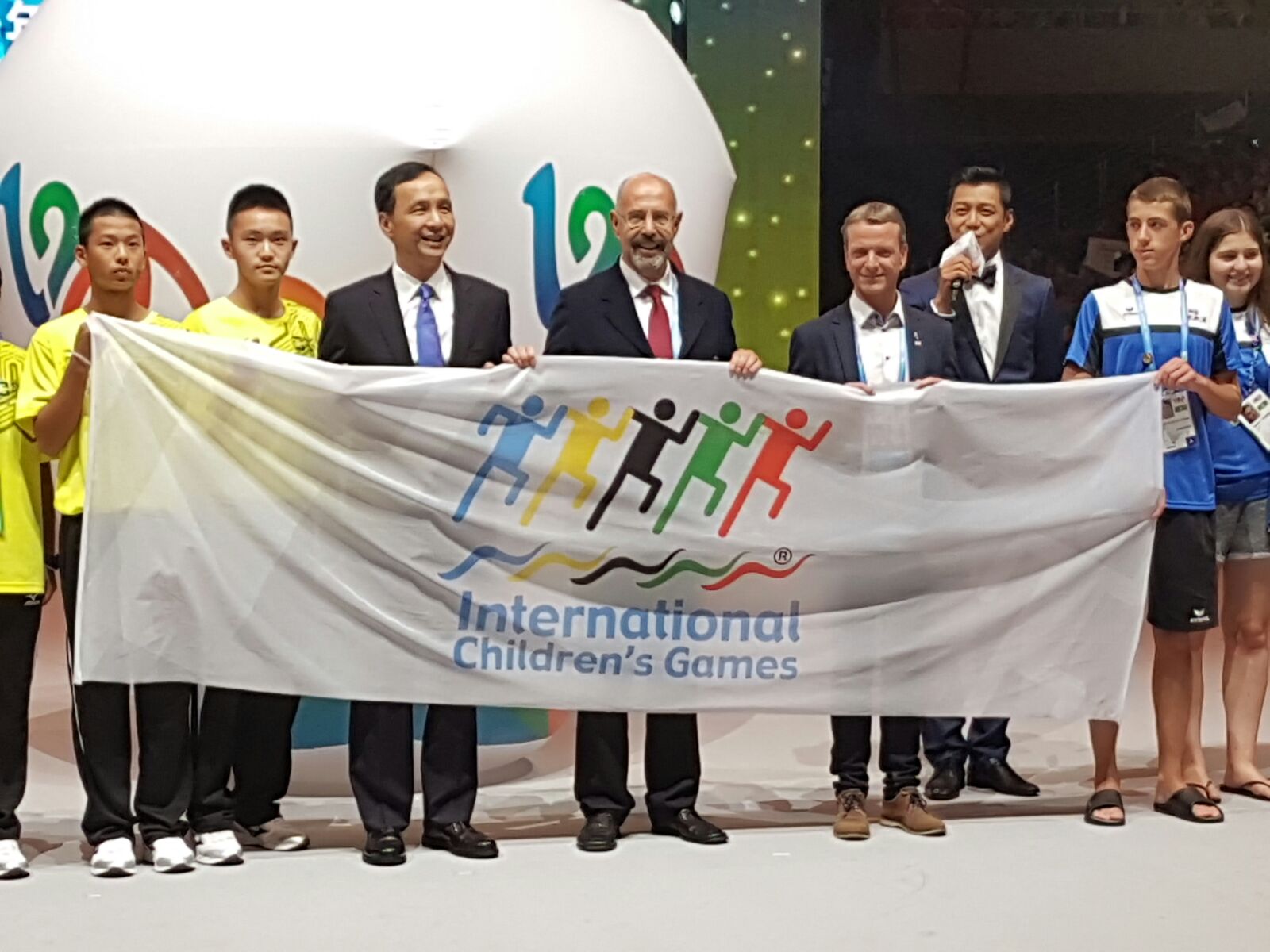 Mit einer großartigen Feier wurden am 12. Juli die 50. International Children’s Summer Games eröffnet. Innsbrucks Vizebürgermeister und Sportreferent Christoph Kaufmann übergab offiziell die ICG-Fahne an den Bürgermeister von New Taipei City. Die feierliche Eröffnung der 50. International Children’s Games erfolgte durch ICG-Präsident Thorsten Rasch.‎ Am Mittwoch durfte sich bereits der erste Athlet aus Innsbruck über eine Medaille freuen: Philipp Ploberger von der Taekwondo Schule Innsbruck gewann in der Gewichtsklasse bis 45 Kilogramm die Bronzemedaille.