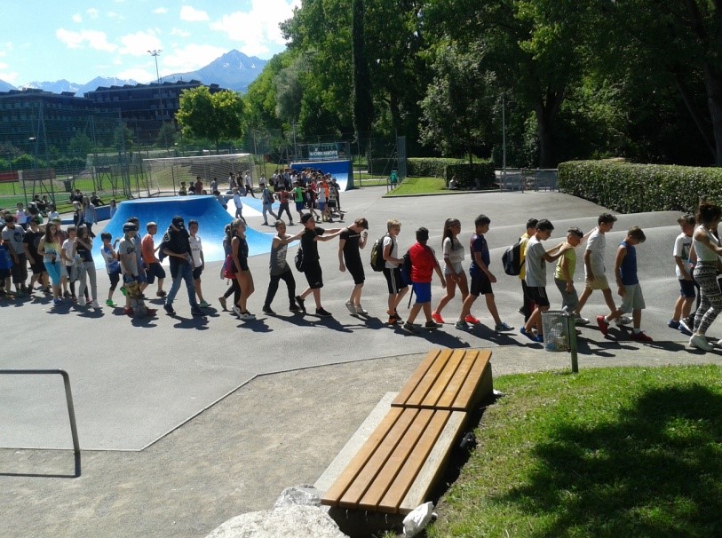 Ende Juni begeisterten junge prominente Freestyle-Sportler mit dem Jugendprojekt „Gorilla“ einen ganzen Tag lang die Schüler und Schülerinnen der NMS Hötting West. Bei Breakdance, Longboard, Streetskaten, Freestyle-Soccer, Freestyle-Frisbee, Artistic/ Slackline und Footbag konnten die Kinder viel Spaß und Action erleben, motiviert durch das beeindruckende Eigenkönnen der engagierten Topsportler. Zudem gab es in vier Ateliers für die Kids im halbstündigen Wechsel viel über Ernährung, Gesundheit und Nachhaltigkeit zu lernen. 

Reich beschenkt mit Gorilla–Footbag, hochwertiger Trinkflasche und einem coolen Kochbuch haben die Kids von Hötting West die Aufforderung verstanden: Mehr Verantwortung für das eigene Wohlbefinden und für unsere Umwelt ist cool!