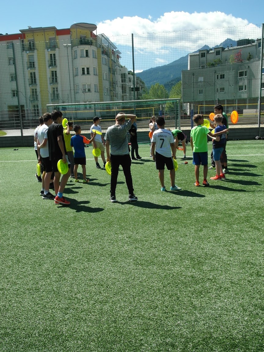 Ende Juni begeisterten junge prominente Freestyle-Sportler mit dem Jugendprojekt „Gorilla“ einen ganzen Tag lang die Schüler und Schülerinnen der NMS Hötting West. Bei Breakdance, Longboard, Streetskaten, Freestyle-Soccer, Freestyle-Frisbee, Artistic/ Slackline und Footbag konnten die Kinder viel Spaß und Action erleben, motiviert durch das beeindruckende Eigenkönnen der engagierten Topsportler. Zudem gab es in vier Ateliers für die Kids im halbstündigen Wechsel viel über Ernährung, Gesundheit und Nachhaltigkeit zu lernen. 

Reich beschenkt mit Gorilla–Footbag, hochwertiger Trinkflasche und einem coolen Kochbuch haben die Kids von Hötting West die Aufforderung verstanden: Mehr Verantwortung für das eigene Wohlbefinden und für unsere Umwelt ist cool!